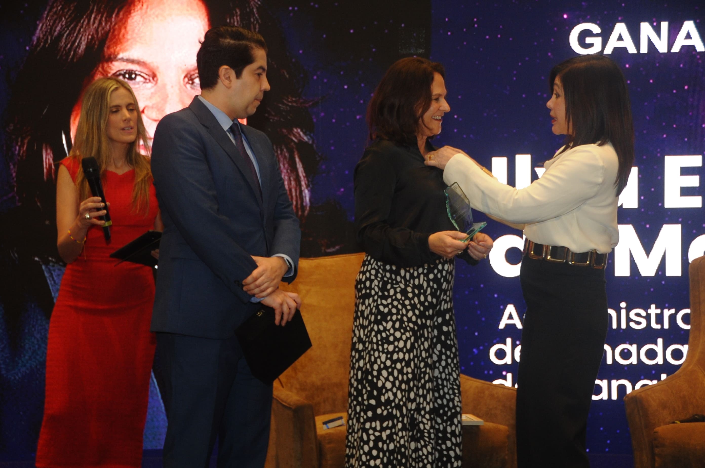 Entrega del galardón a Ilya Espino de Marotta — WISSLatam Awards 2026