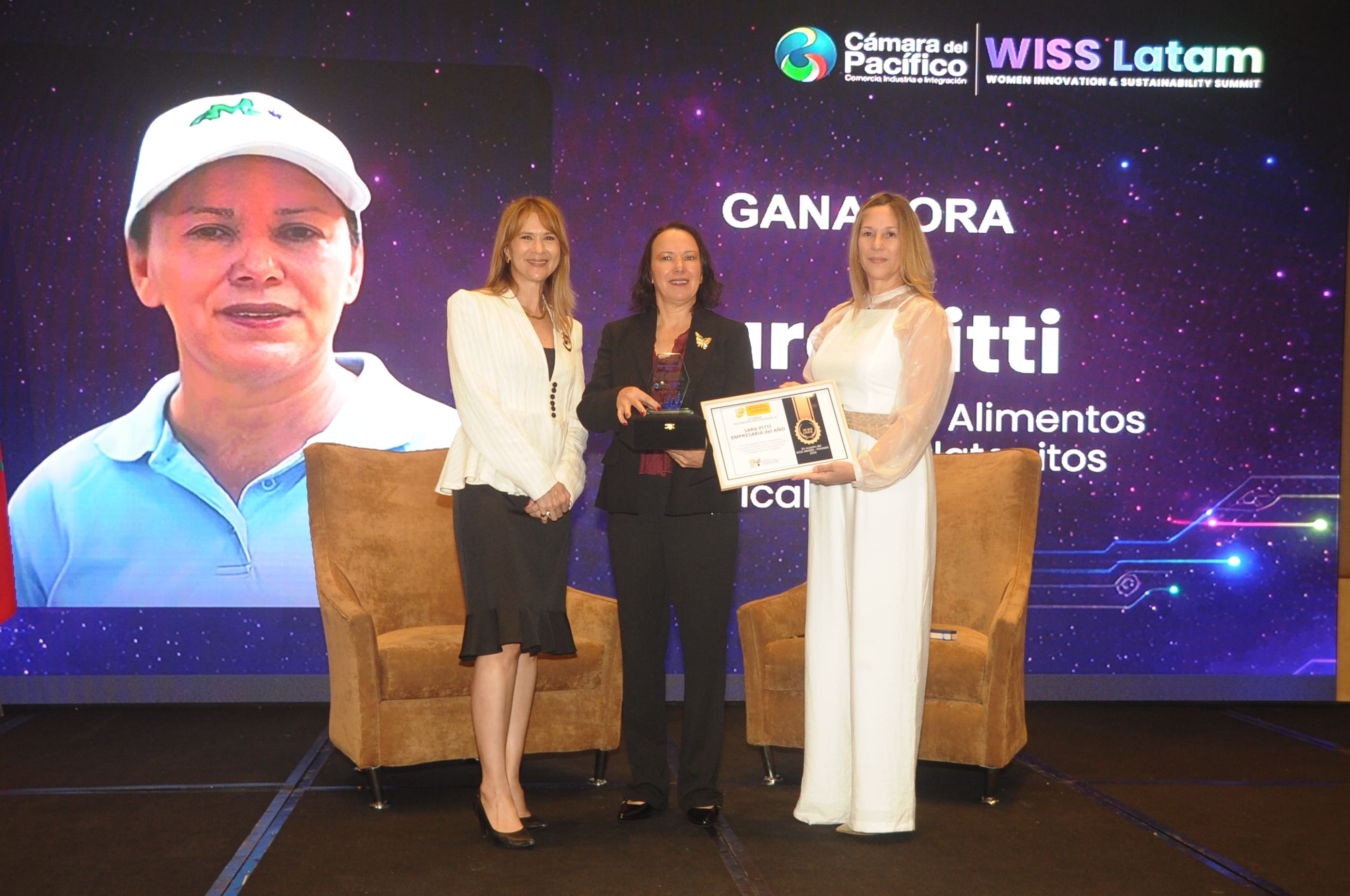 Entrega del galardón a Sara Pitti — WISSLatam Awards 2026