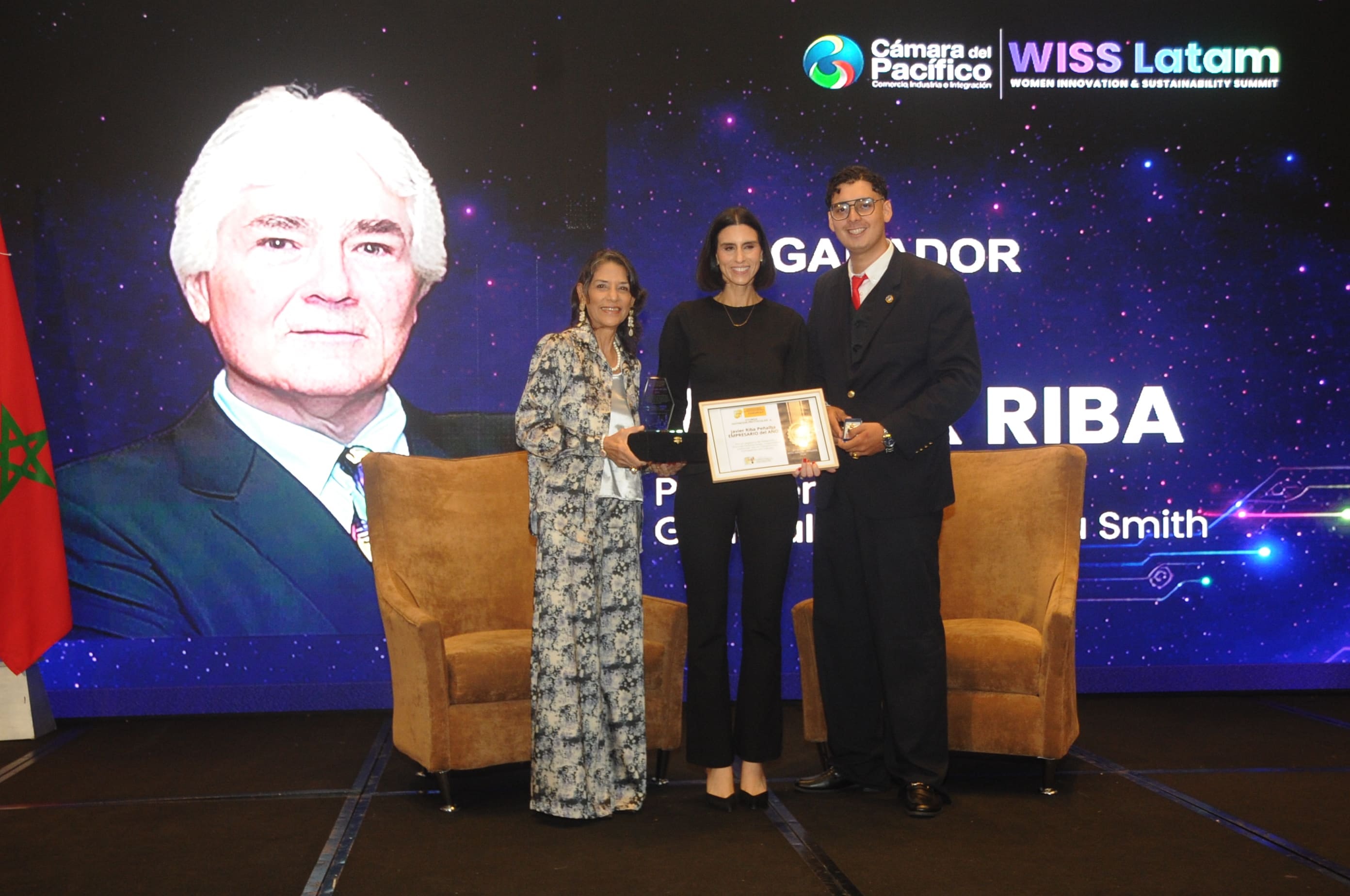 Entrega del galardón a Javier Riba — Empresario del Año WISSLatam Awards 2026