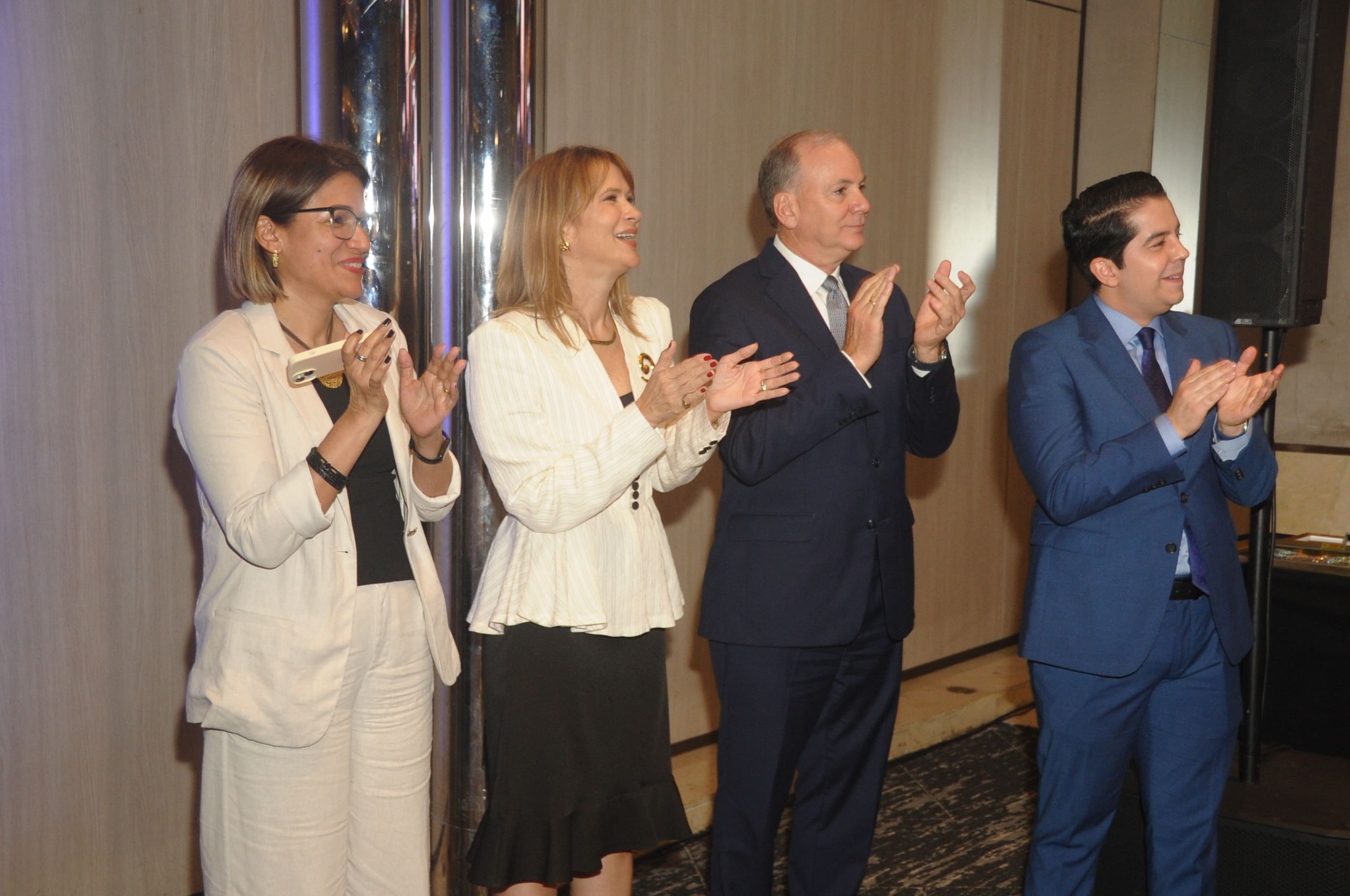 Asistentes aplaudiendo en el Cóctel de Networking WISSLatam 2026