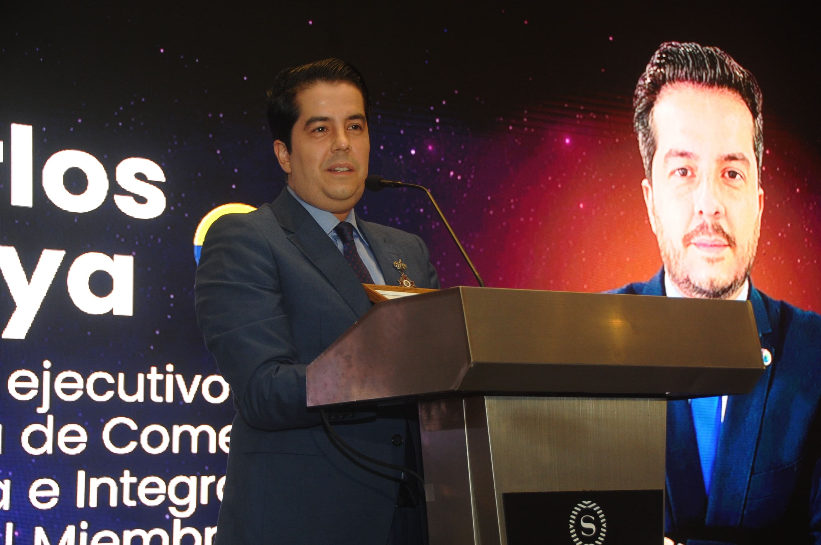 Carlos Olaya en el podio — WISSLatam Awards 2026