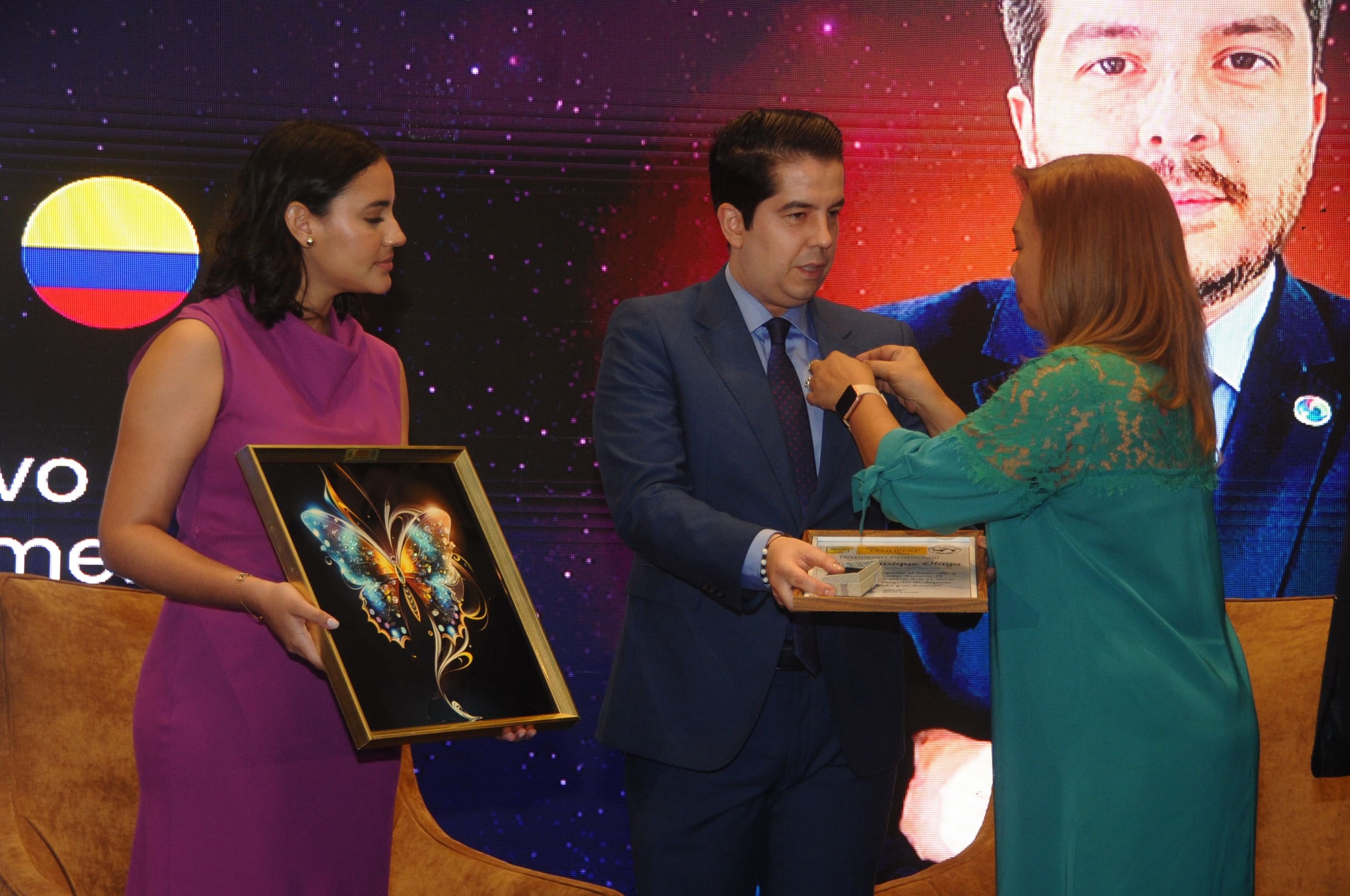 Entrega de galardón en el escenario — WISSLatam Awards 2026