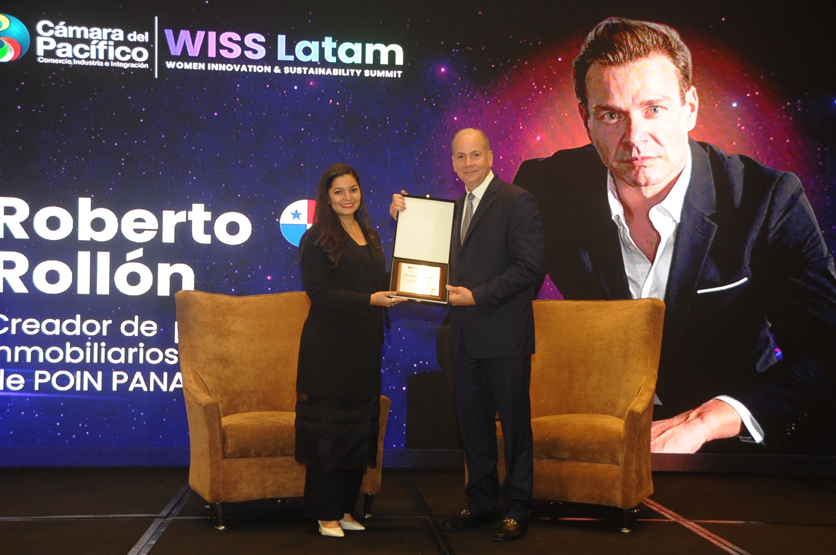 Entrega de reconocimiento a Roberto Rollón — WISSLatam Awards 2026