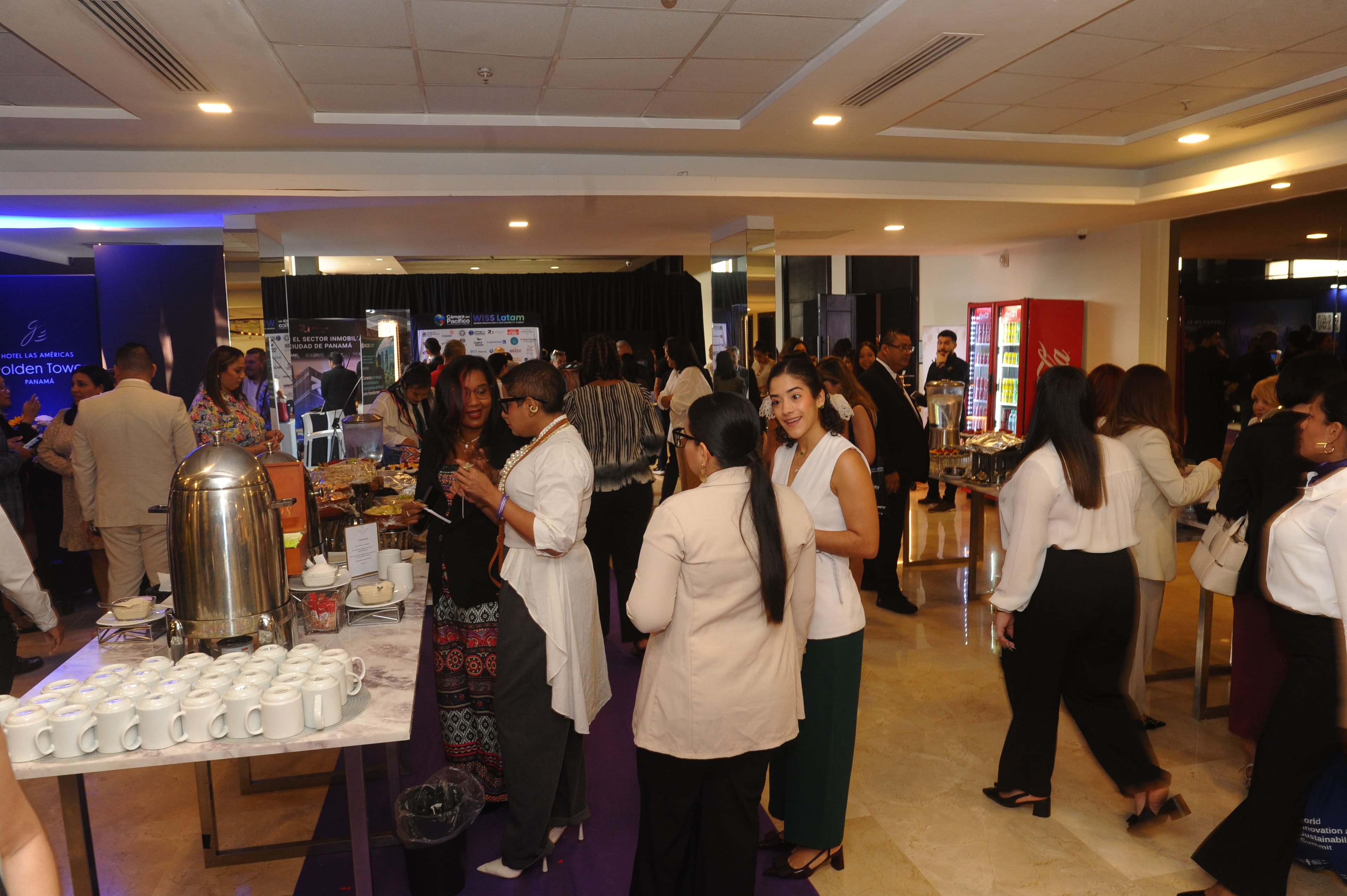 Asistentes en el área de networking y coffee break del Foro Empresarial WISS Latam 2026 — Hotel Las Américas Golden Tower