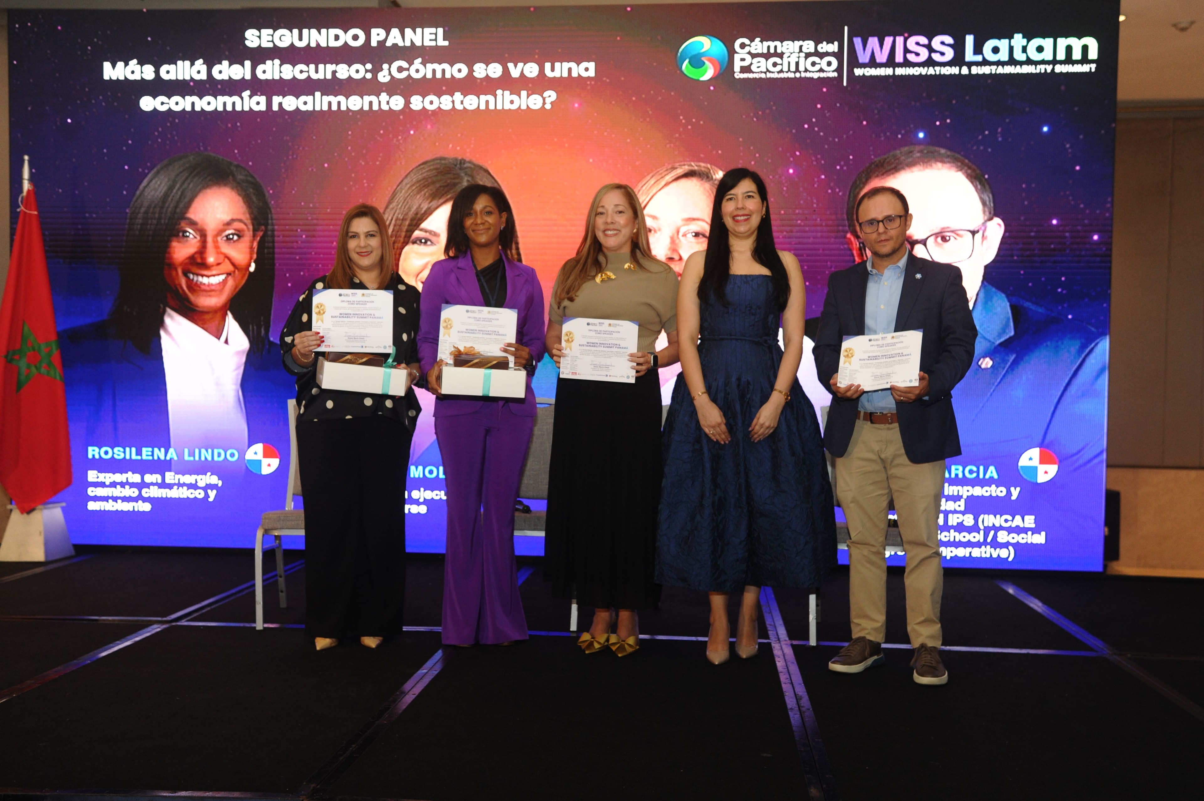 Panelistas del Segundo Panel recibiendo diplomas de honor en el Foro Empresarial WISS Latam 2026