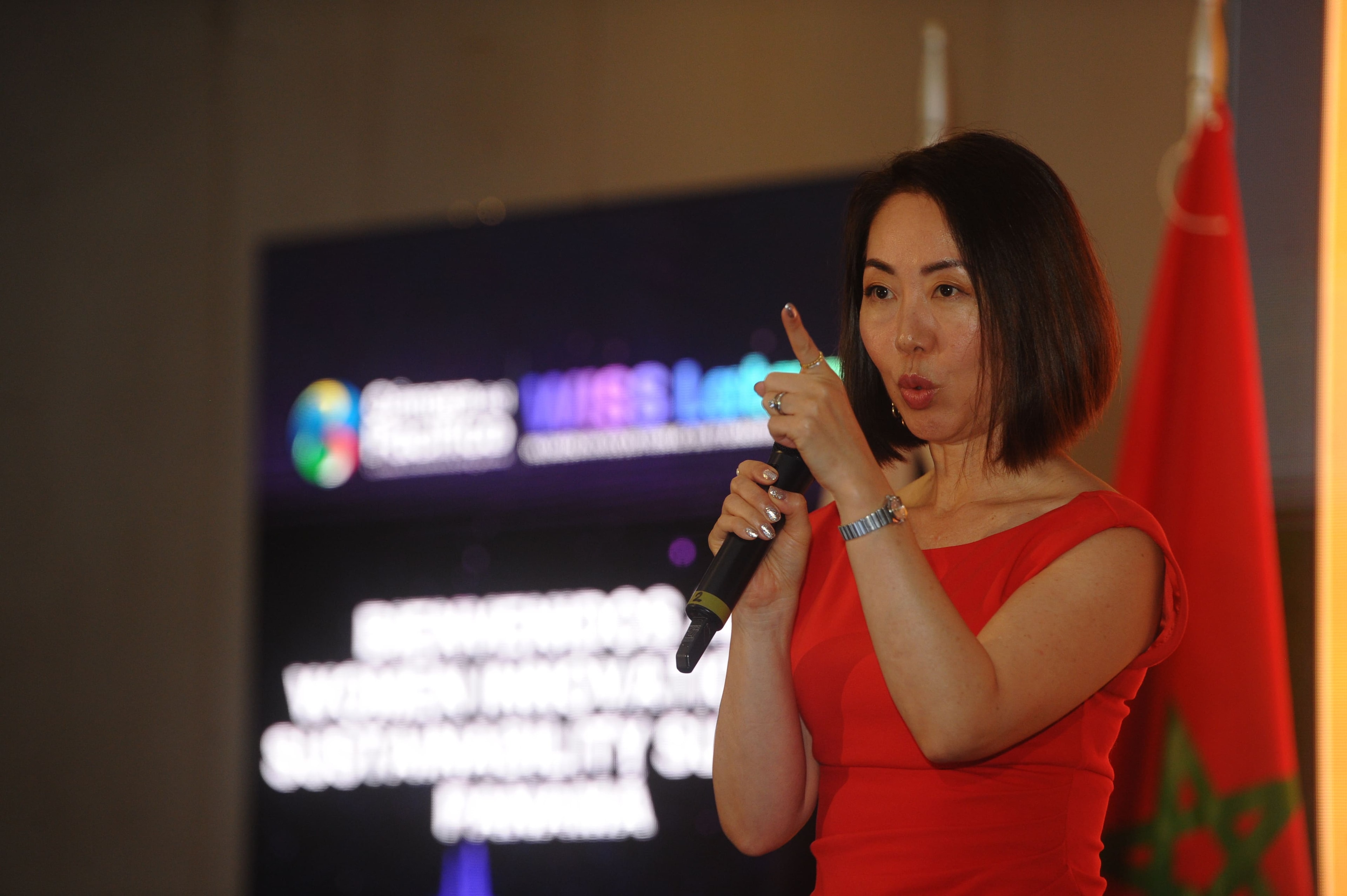 Mamiko Ito con micrófono durante su presentación en el Foro Empresarial WISS Latam 2026