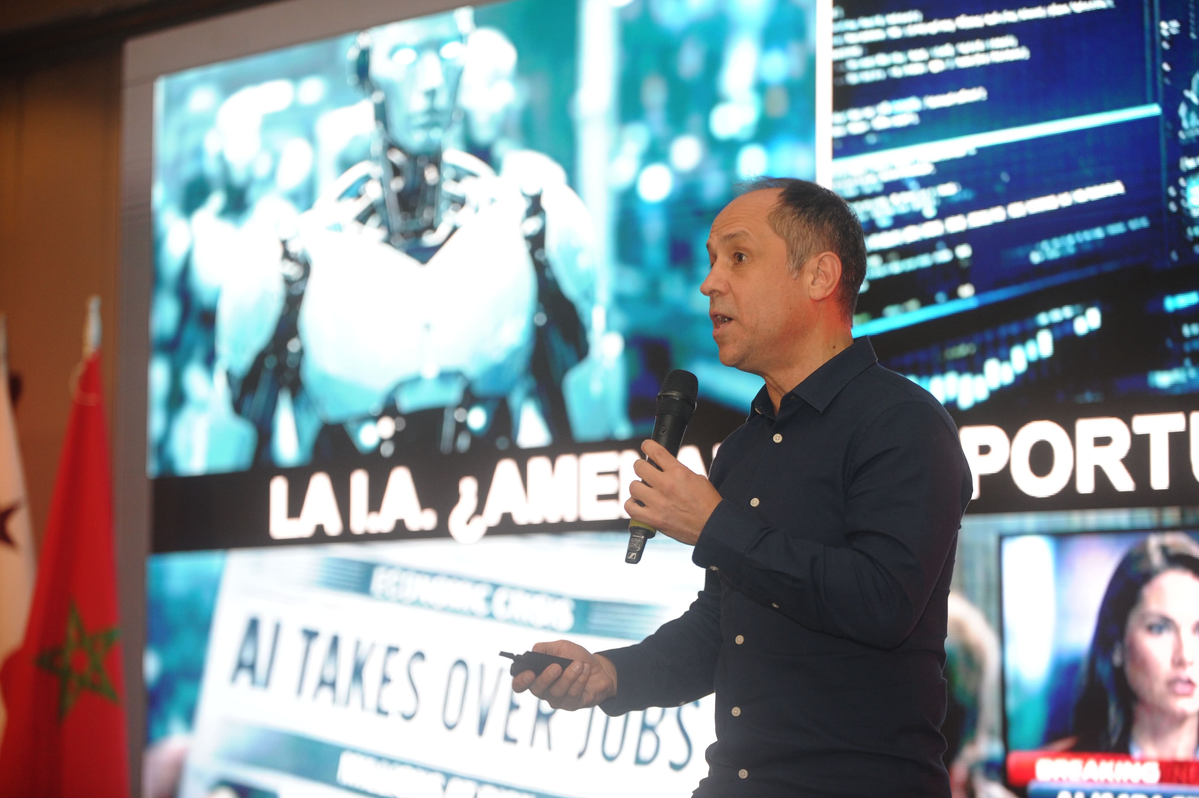 Pablo Menichetti presentando "La I.A. ¿Amenaza o Oportunidad?" en el Foro Empresarial WISS Latam 2026