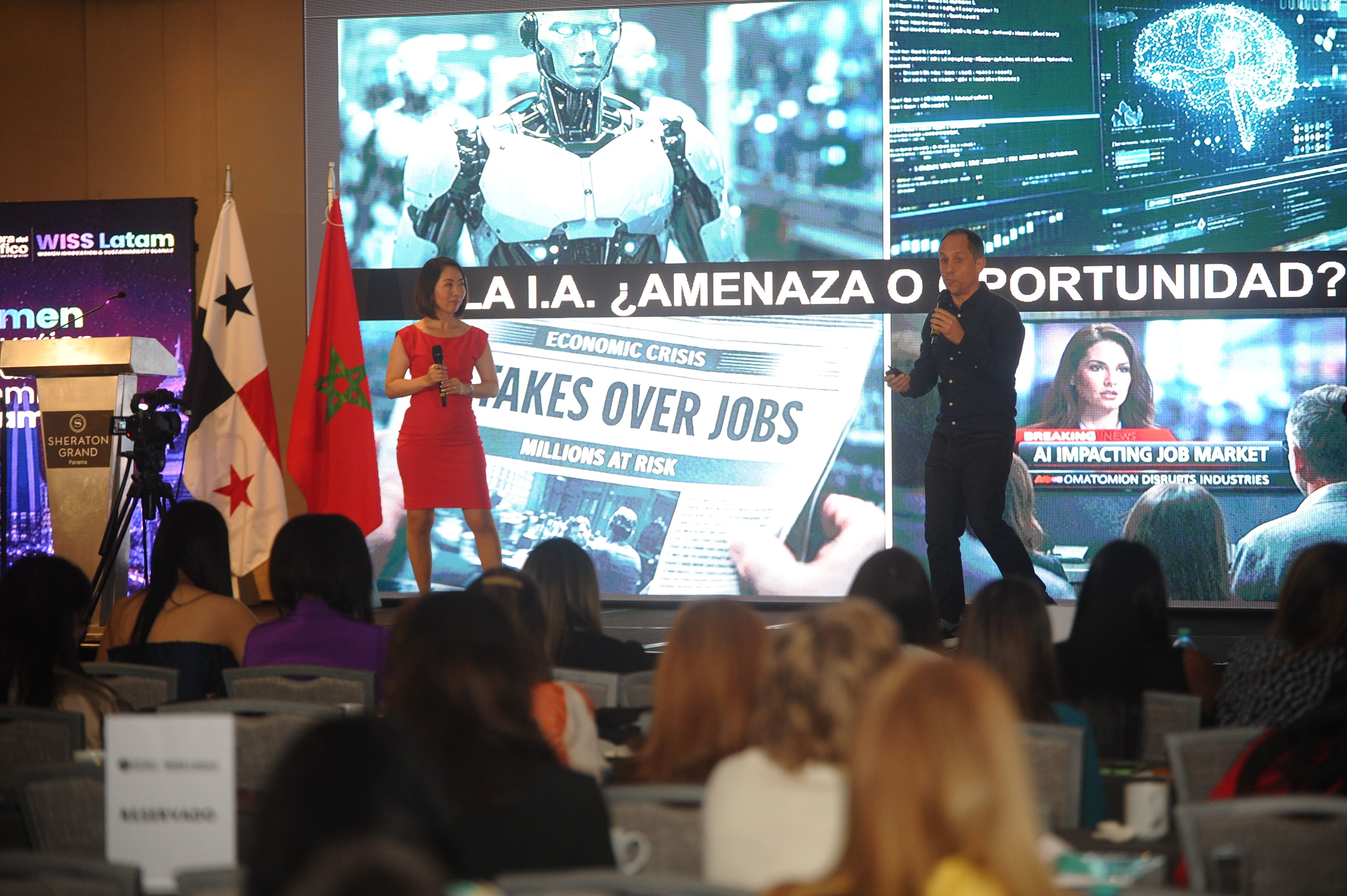 Mamiko Ito y Pablo Menichetti en el escenario del Foro Empresarial WISS Latam 2026 con pantalla "La I.A. ¿Amenaza o Oportunidad?"