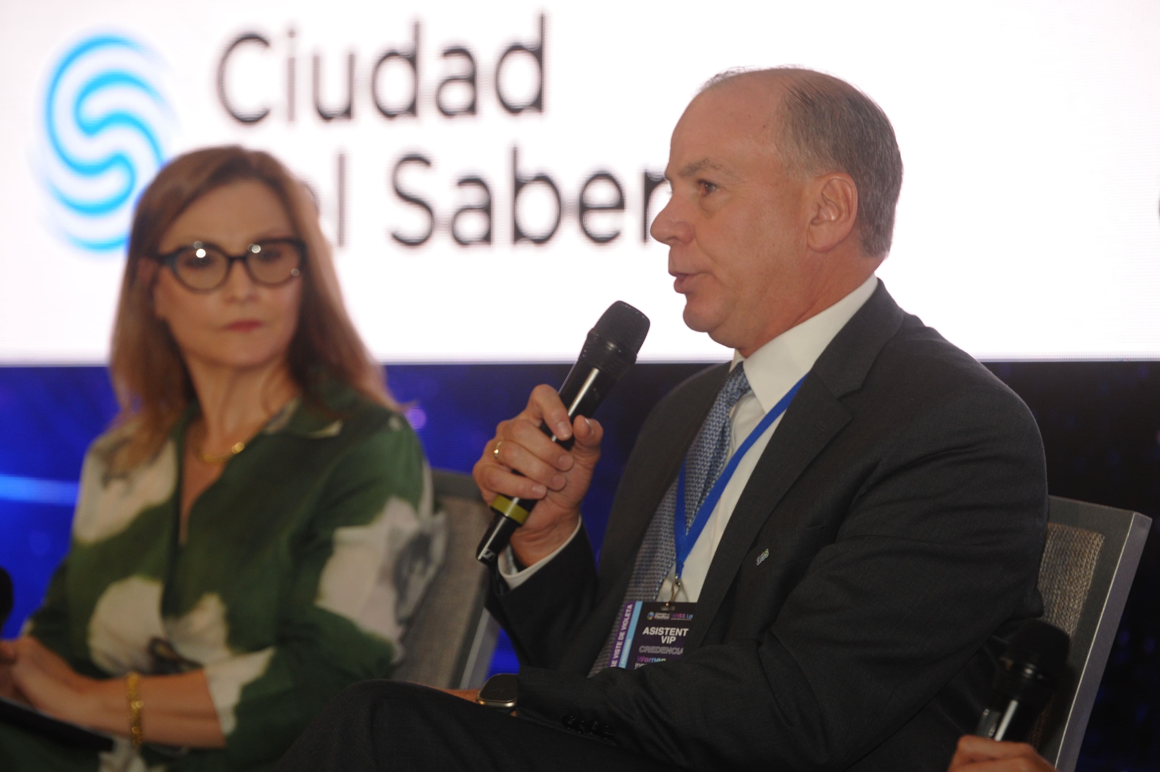 Panelista hablando frente al logo de Ciudad del Saber en el Foro Empresarial WISS Latam 2026