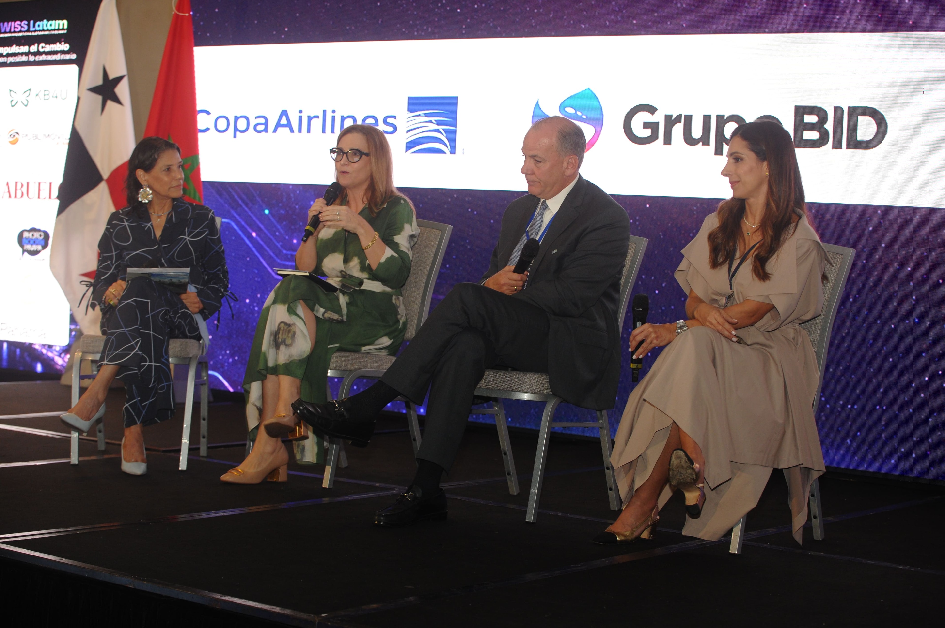 Panel completo con Copa Airlines y Grupo BID en el fondo — Foro Empresarial WISS Latam 2026