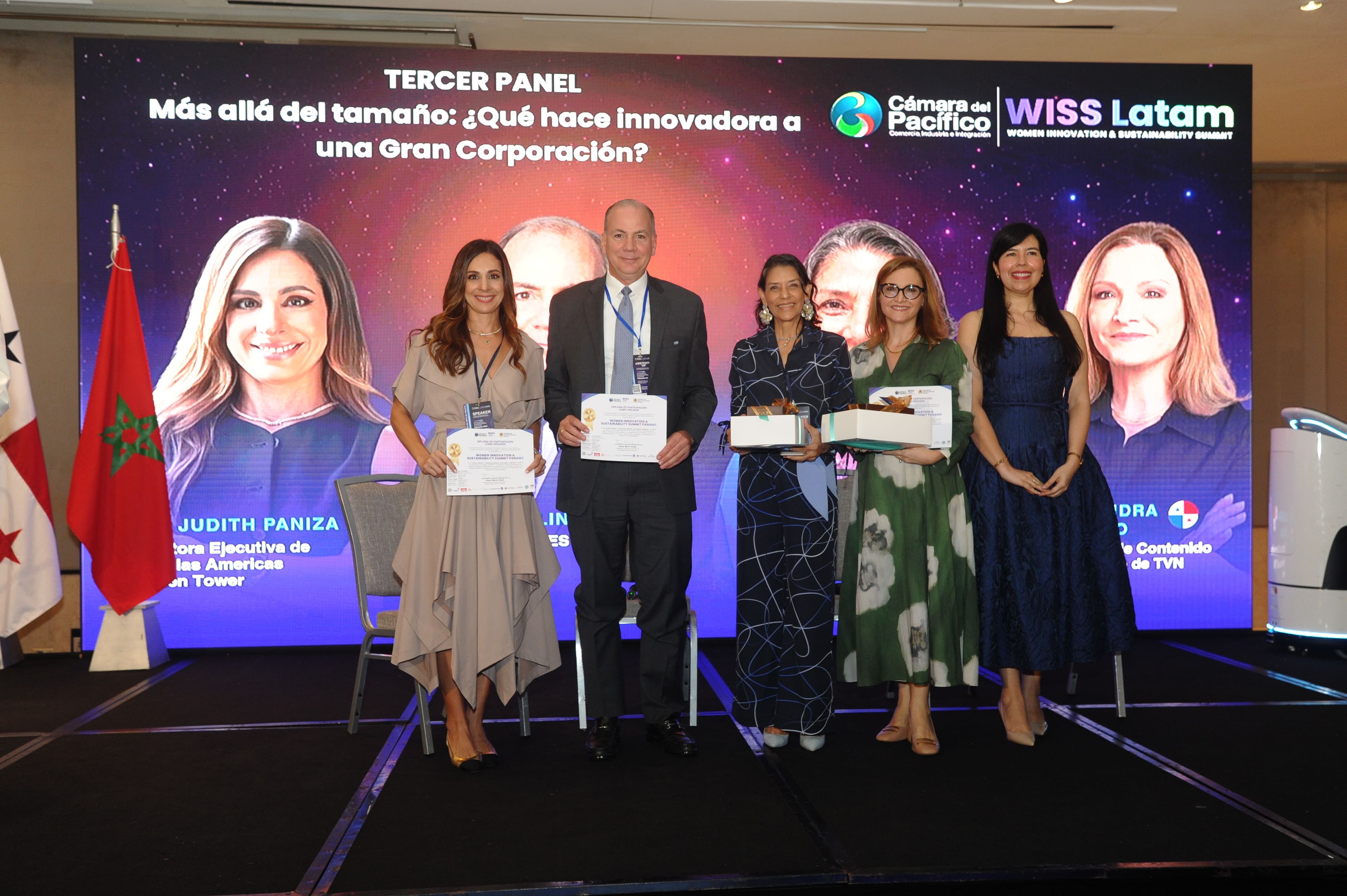 Panelistas del Tercer Panel recibiendo reconocimientos — Cámara del Pacífico y WISS Latam 2026