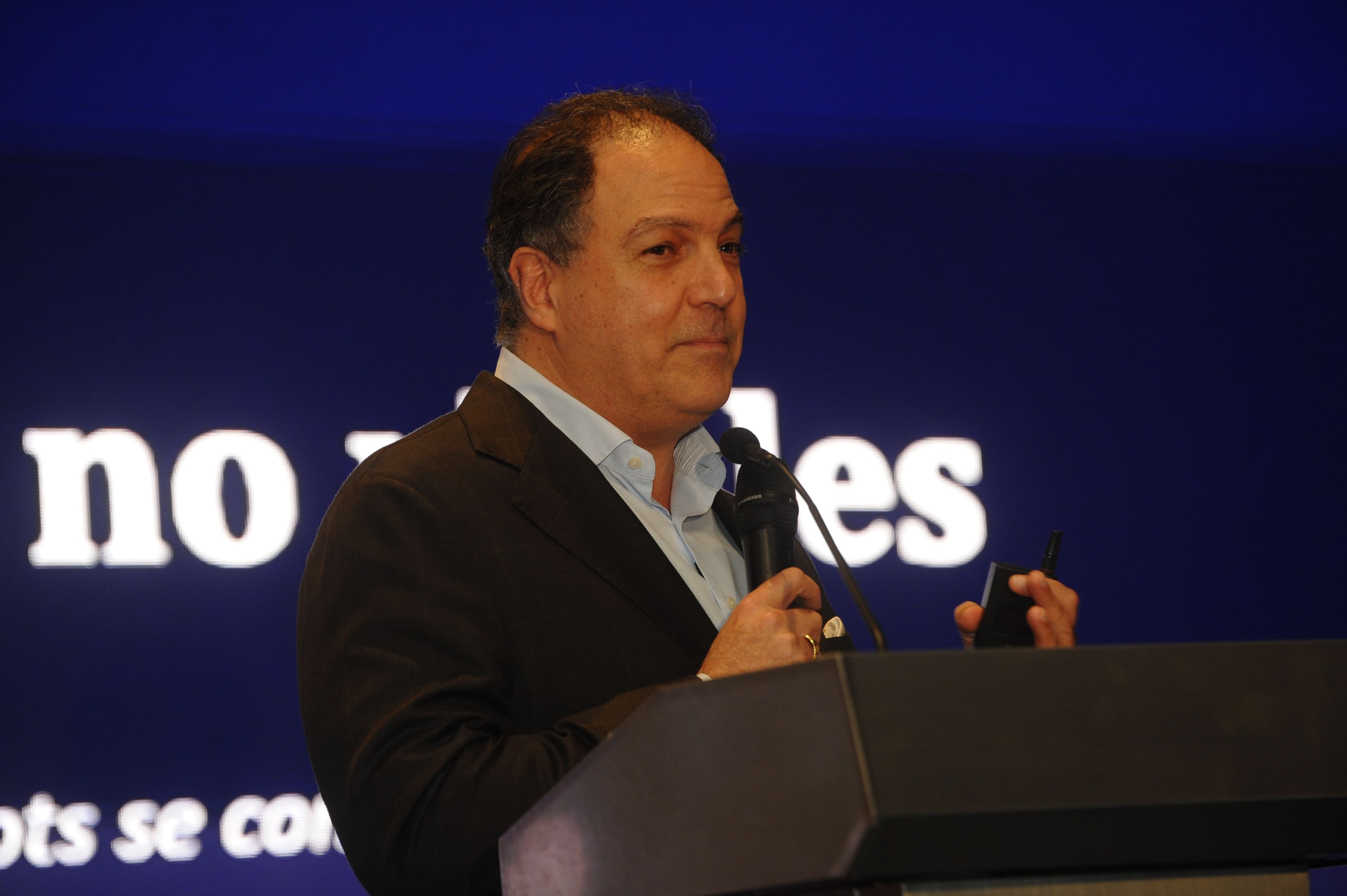 Moisés Cohen, Presidente del Grupo CAPRI, en el podio del Sheraton Grand Panamá — Foro Empresarial WISS Latam 2026
