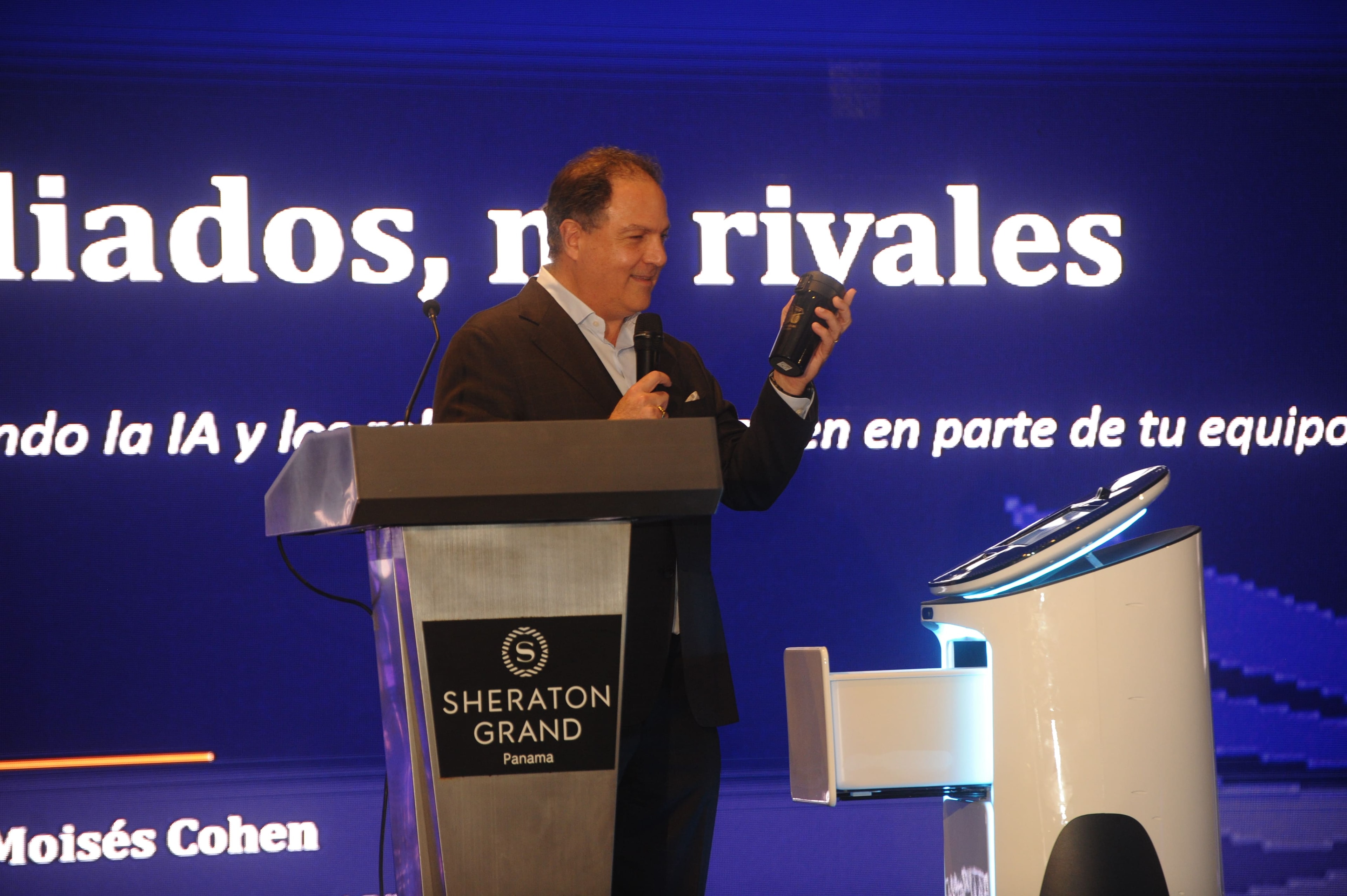 Moisés Cohen en el podio del Sheraton Grand Panamá con robot Capital Robots — "Aliados, no rivales" — Foro Empresarial WISS Latam 2026