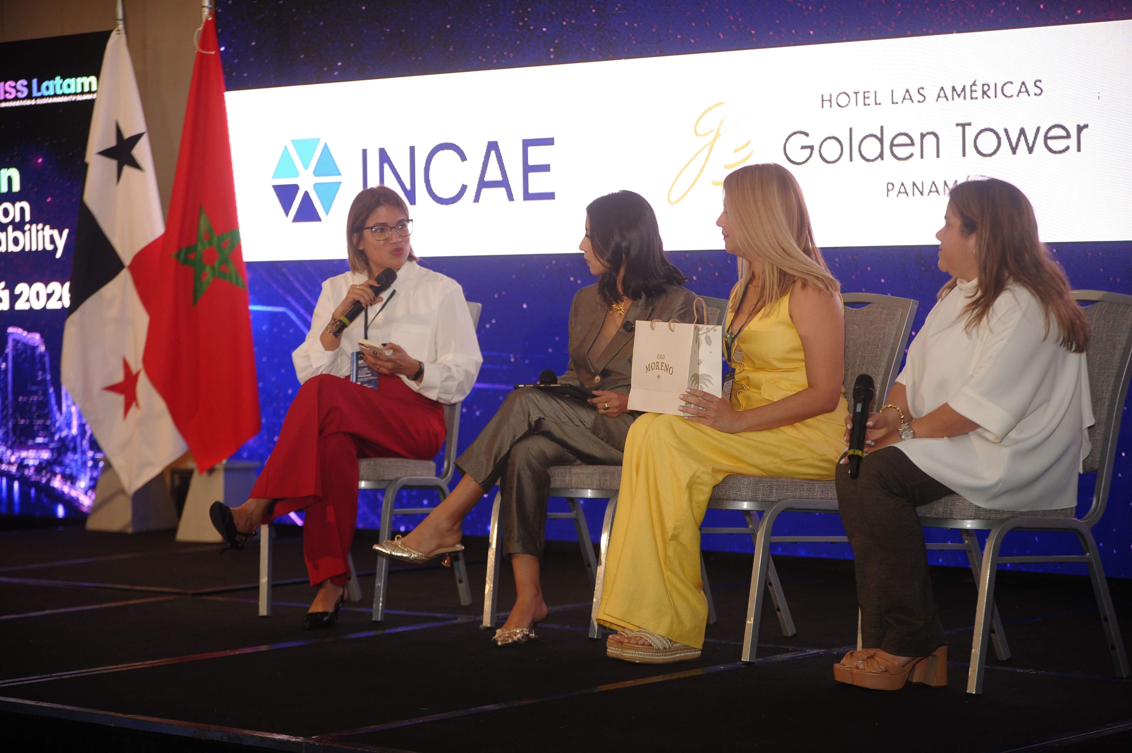 Panel con INCAE y Hotel Las Américas Golden Tower — cuatro panelistas en el escenario del Foro Empresarial WISS Latam 2026