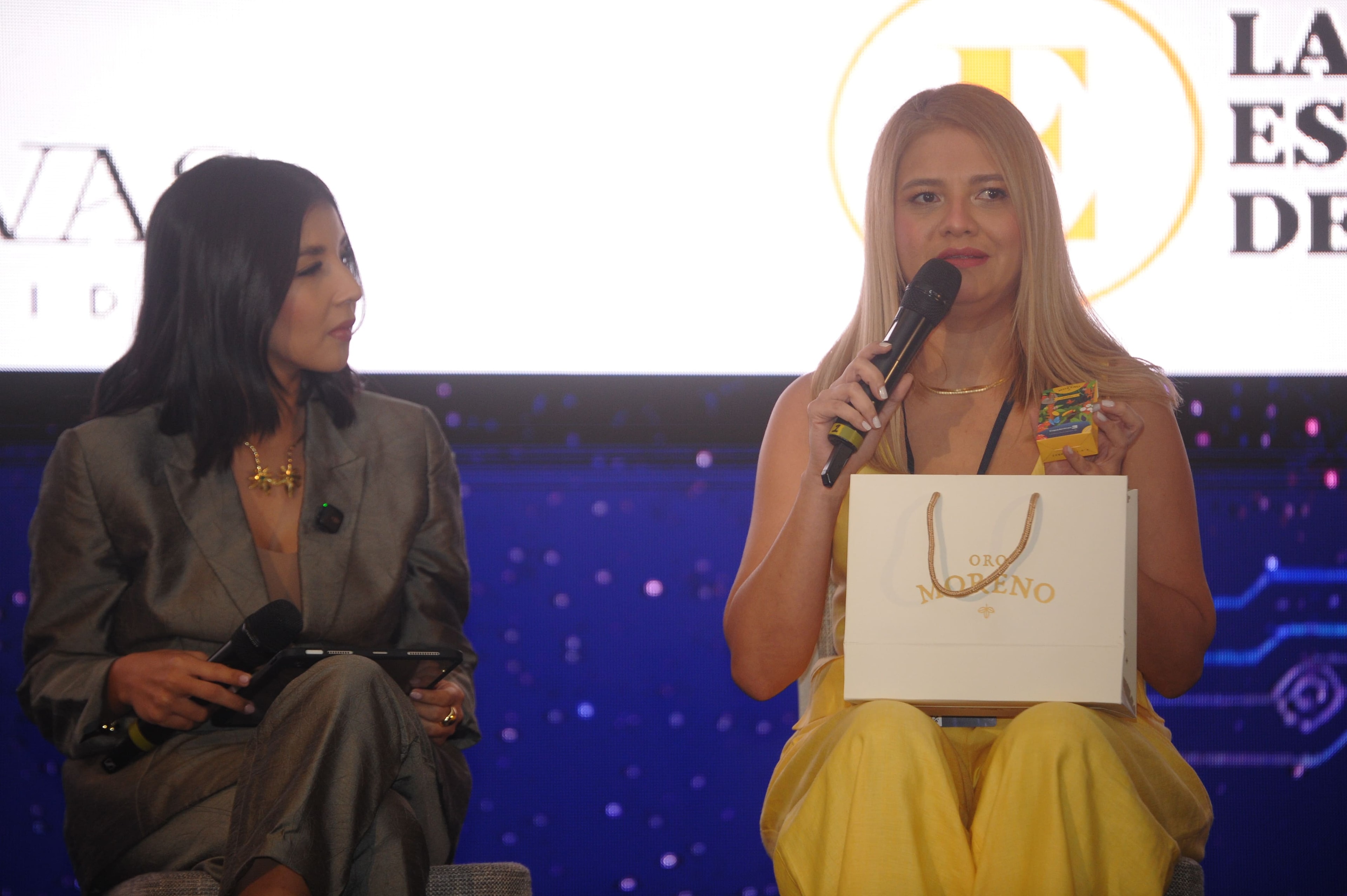 Dos panelistas en el escenario con logo La Estrella de Panamá — Foro Empresarial WISS Latam 2026