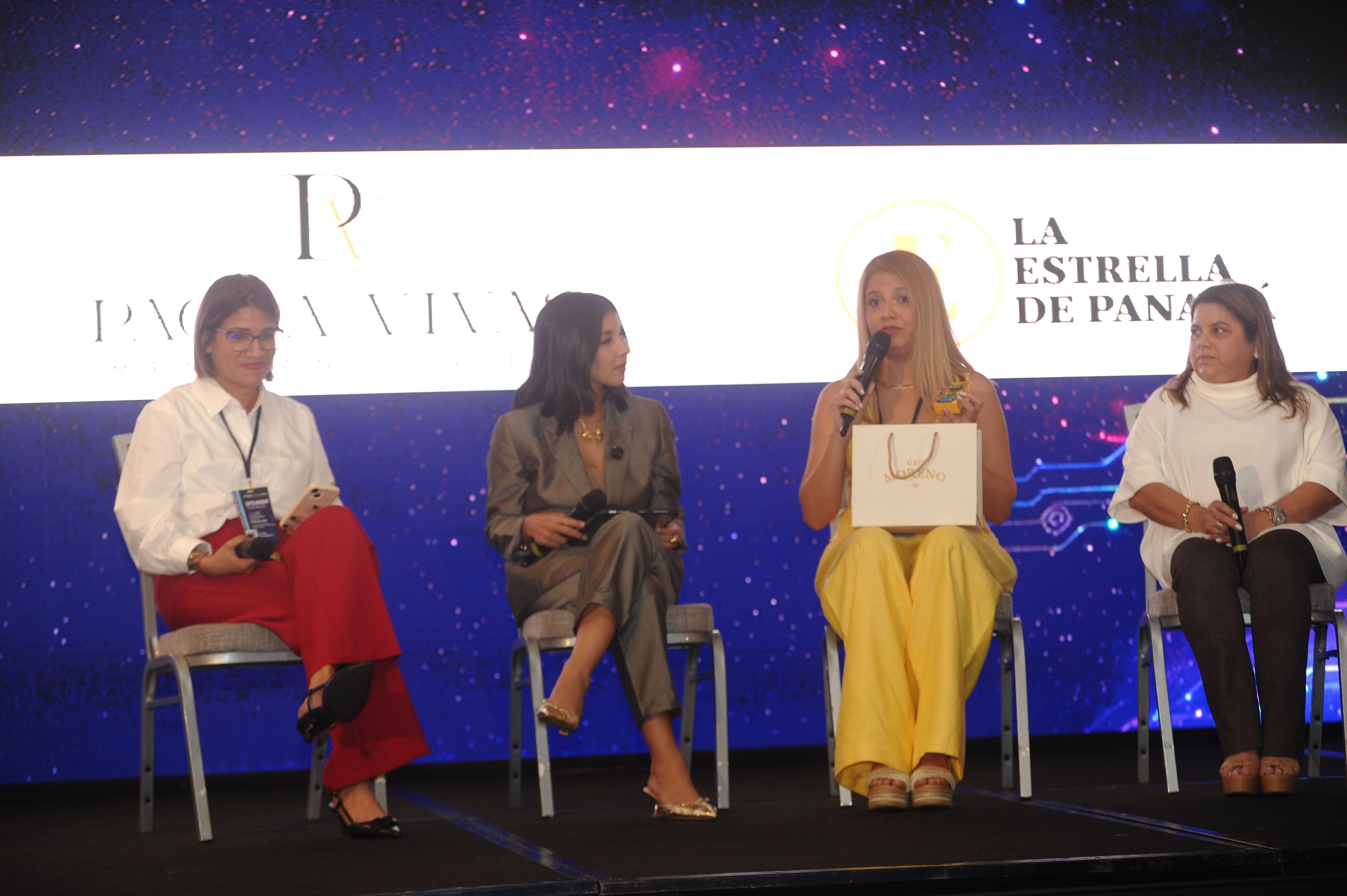 Cuatro panelistas en el escenario con logos Paola Vivas y La Estrella de Panamá — Foro Empresarial WISS Latam 2026