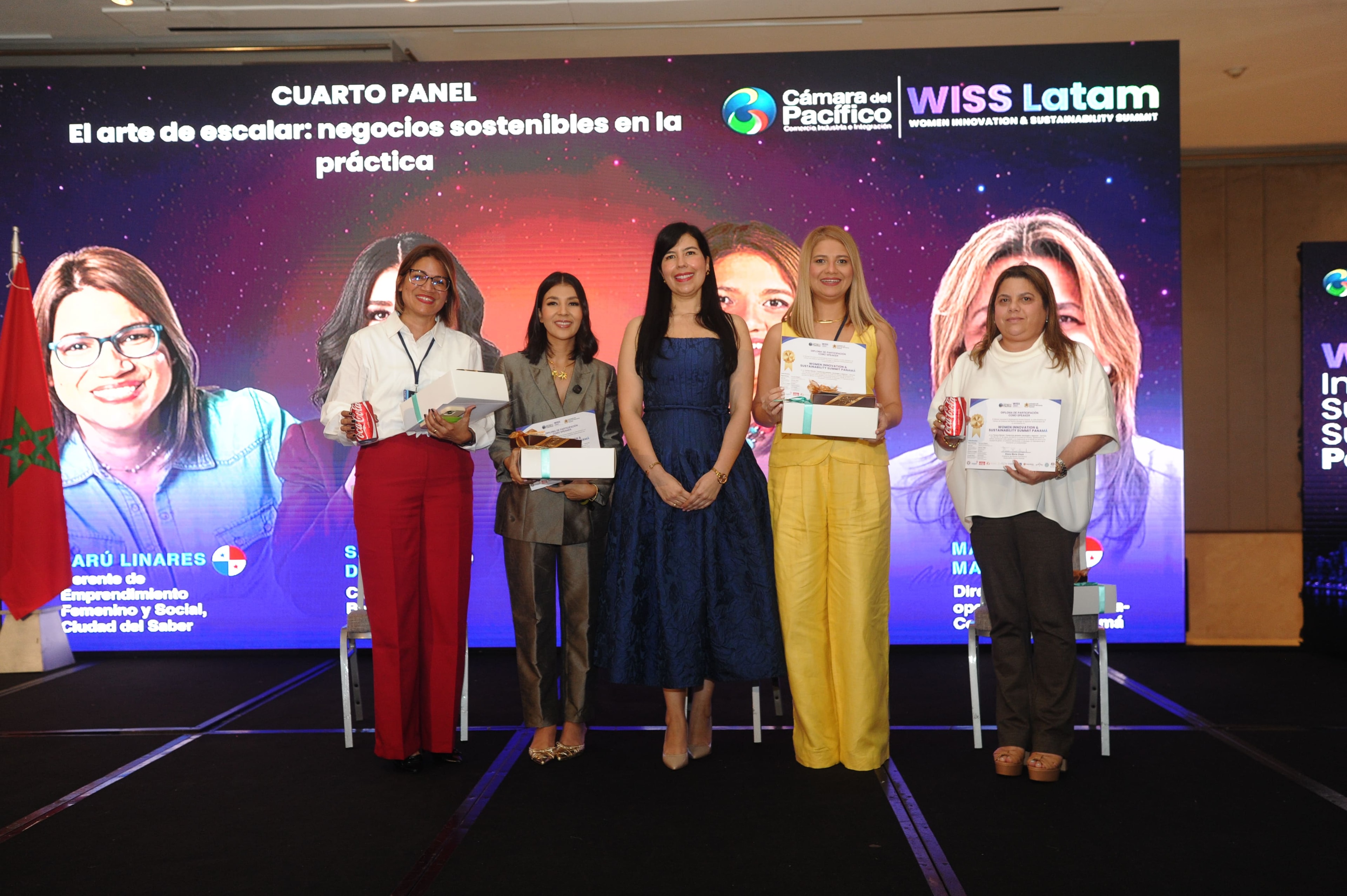 Cuarto Panel "El arte de escalar: negocios sostenibles en la práctica" — cinco panelistas con reconocimientos en el escenario