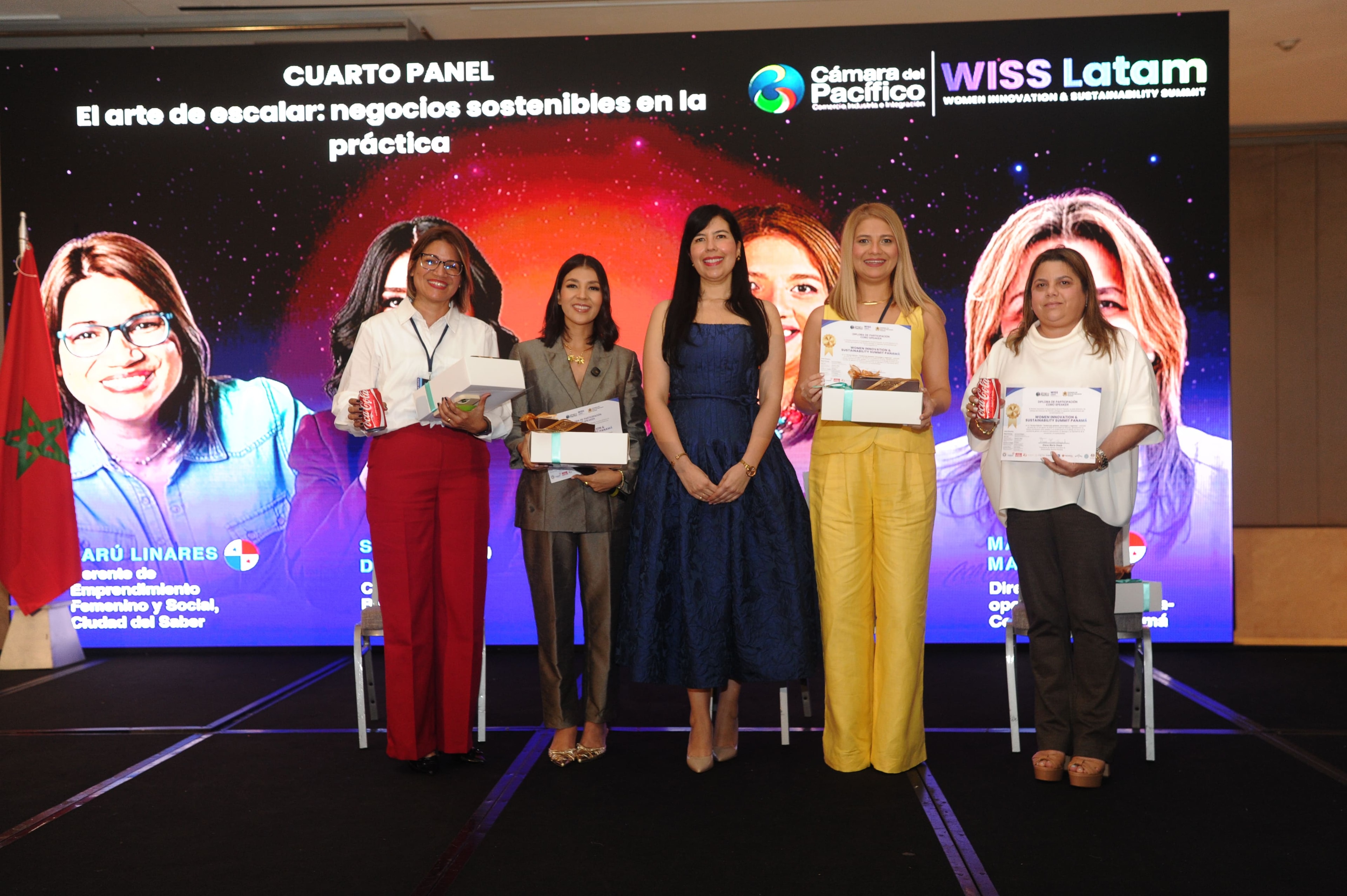 Cuarto Panel "El arte de escalar" — Larú Linares, Sara Díaz, moderadora, panelista en amarillo y Marcela Martínez con reconocimientos