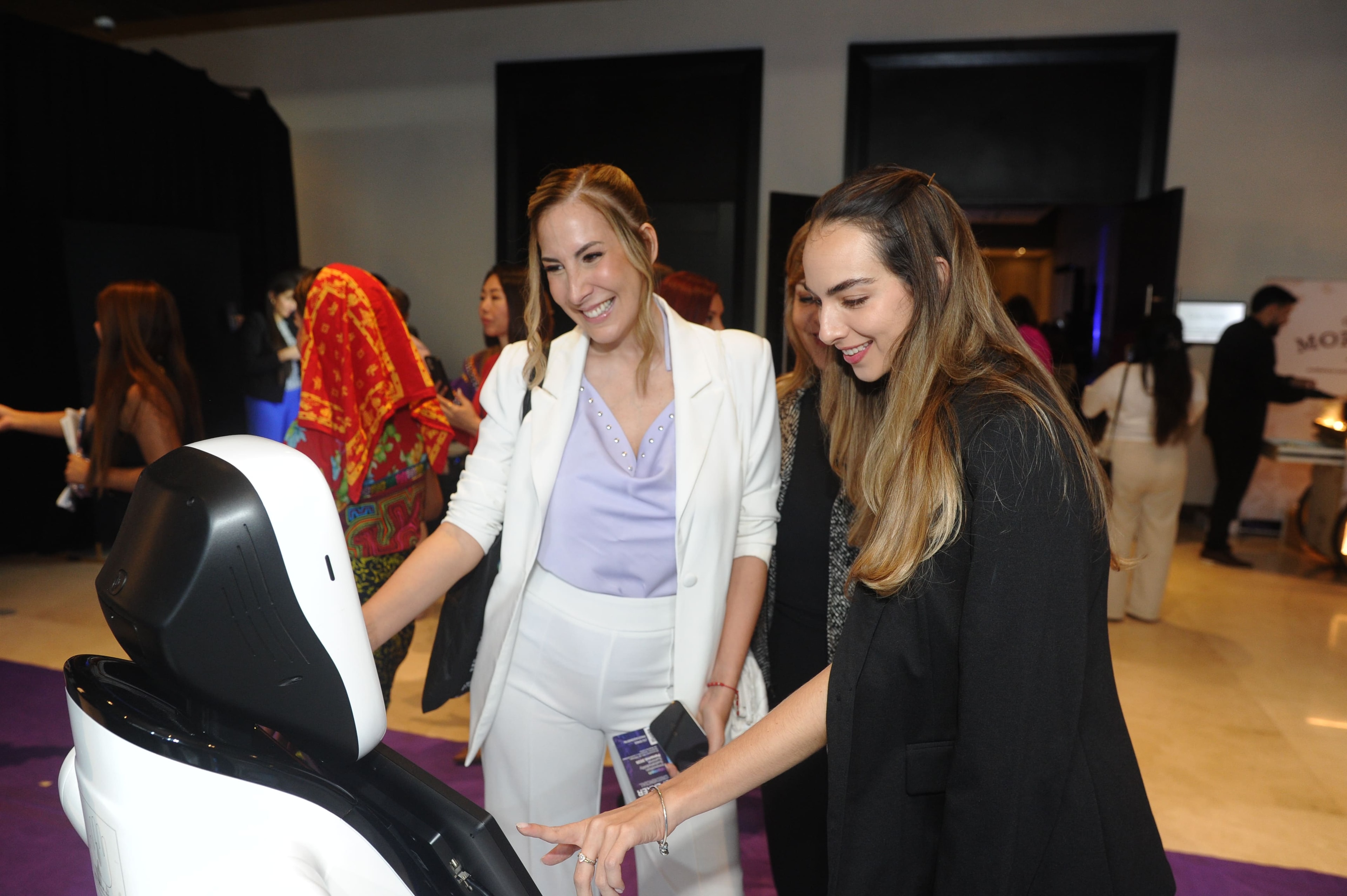 Stand de RI Group con maqueta de edificio "The Label" en Ciudad de Panamá — Foro Empresarial WISS Latam 27 Ago 2026