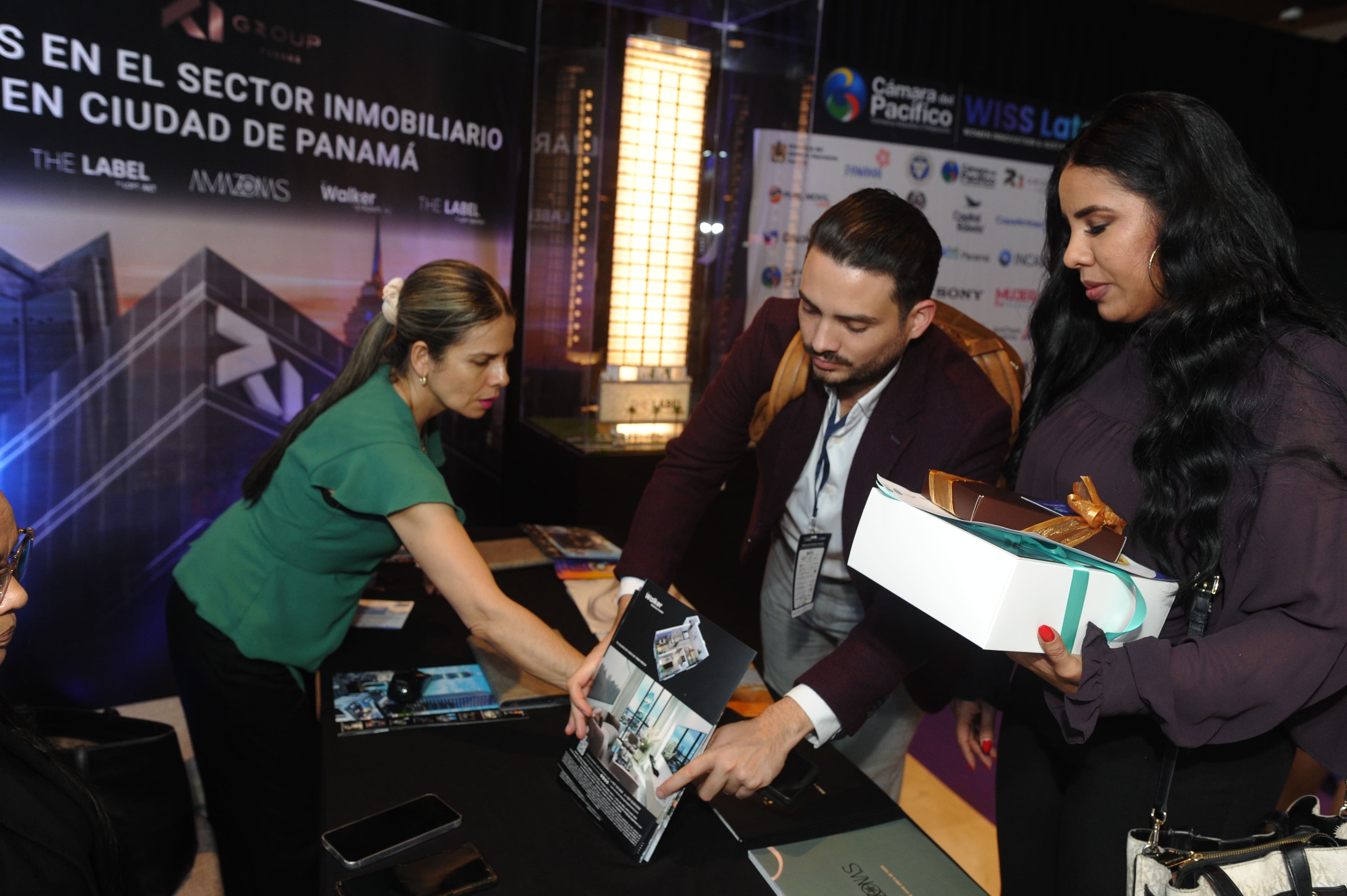 Asistentes revisando materiales en el stand de RI Group durante el Foro Empresarial WISS Latam 27 Ago 2026