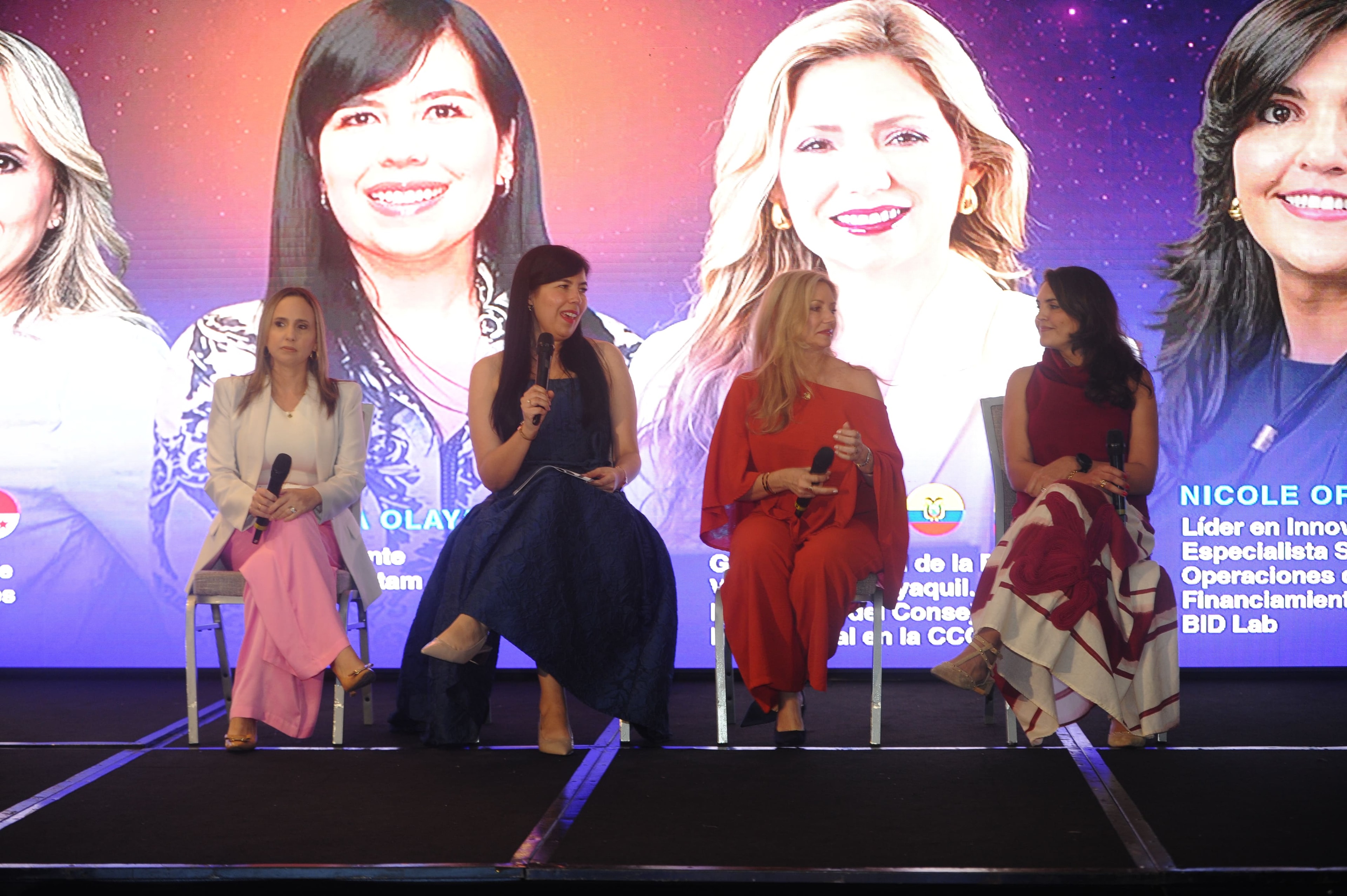 Panel "Alianzas que Impulsan el Cambio" — Diana Olaya, Marcela Martínez, Nicole Orillac y moderadora en el escenario del WISS Latam 27 Ago 2026