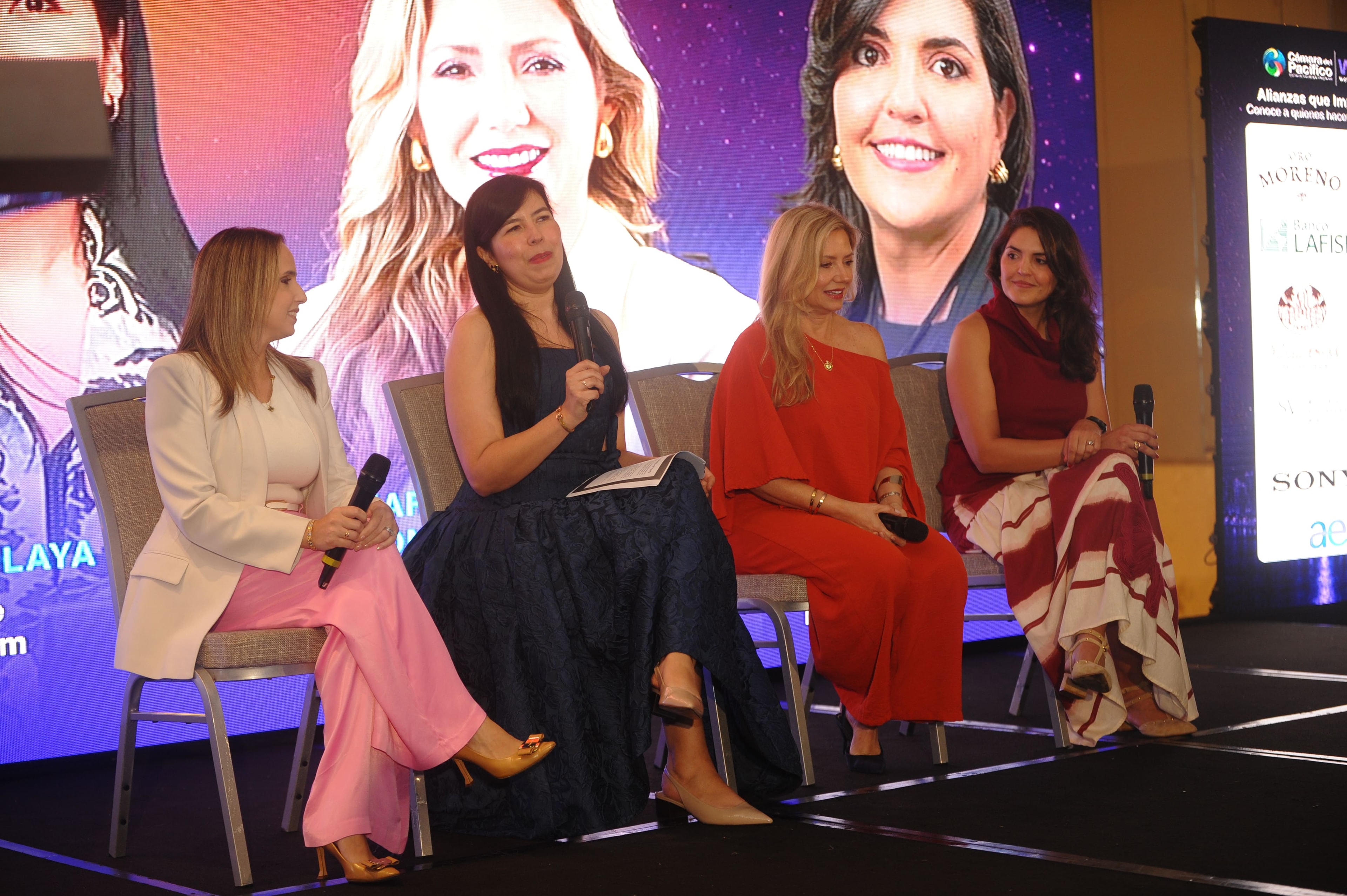 Panel con logos TVN Media y Evolucionando para el Éxito — Diana Olaya, Marcela Martínez, Nicole Orillac y moderadora — WISS Latam 27 Ago 2026