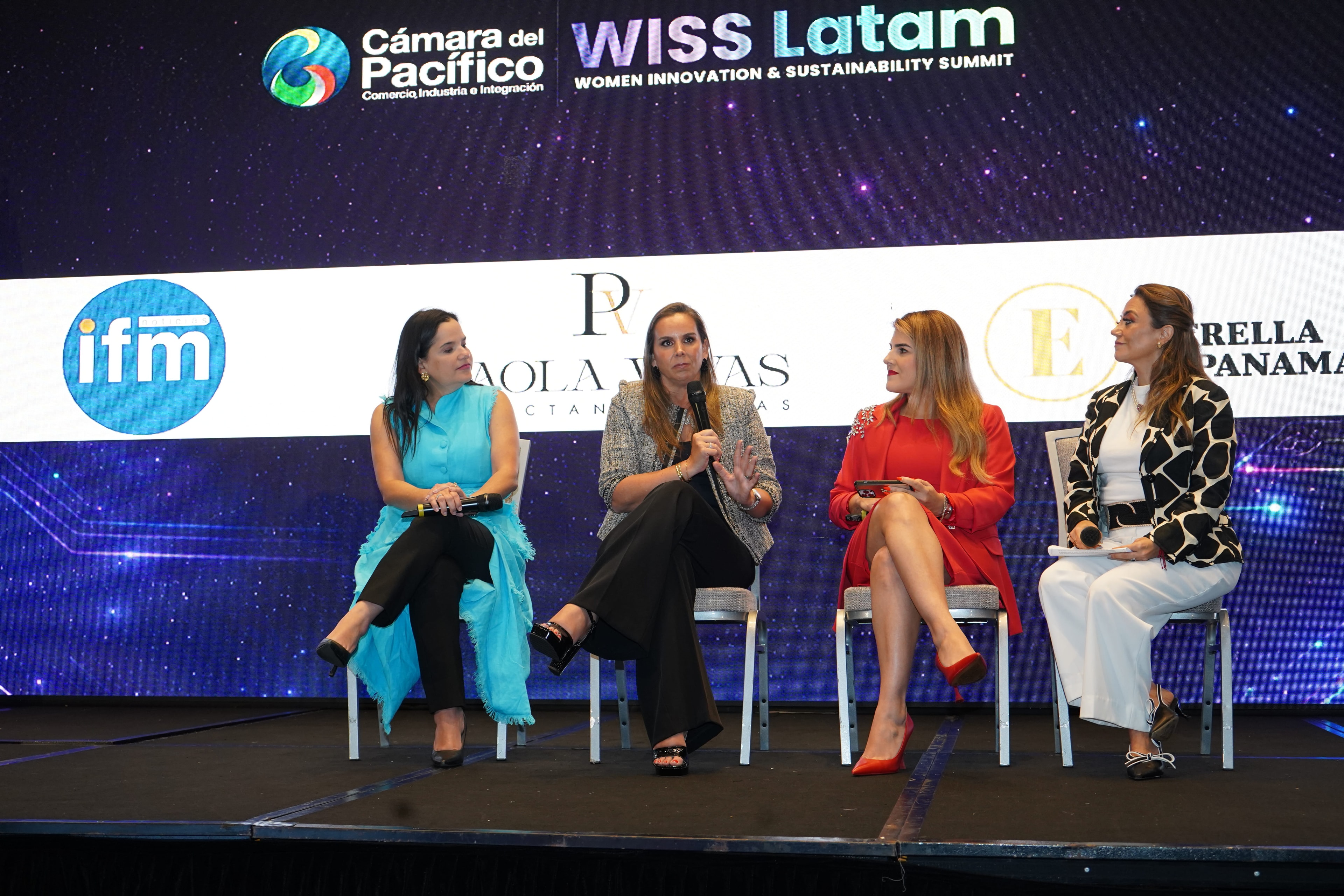 Cuatro panelistas sentadas en el escenario con logos IFM, Paola Vivas y La Estrella de Panamá — Foro Empresarial WISS Latam 27 Ago 2026