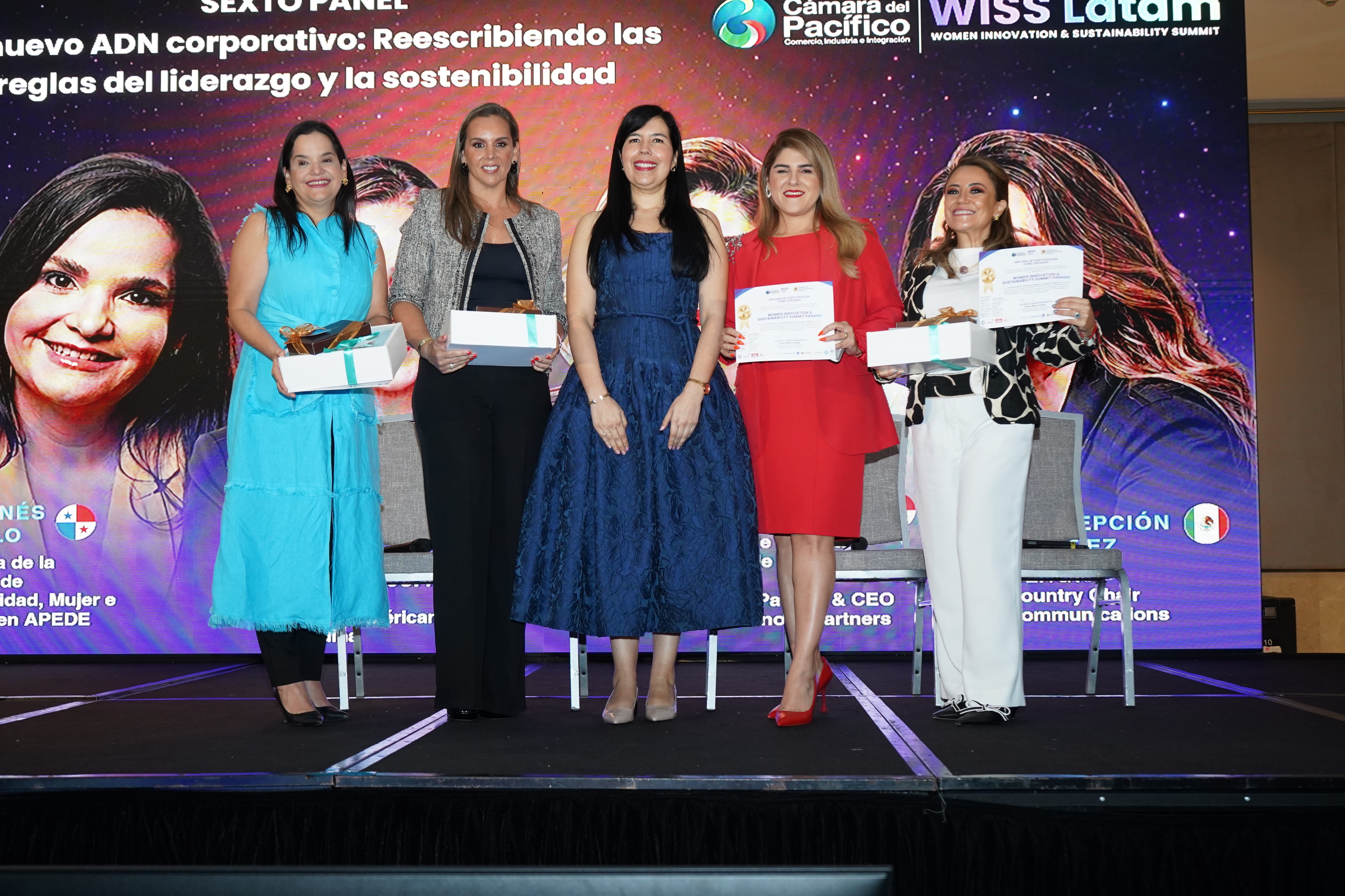 Sexto Panel "Nuevo ADN corporativo: Reescribiendo las reglas del liderazgo y la sostenibilidad" — cinco panelistas de pie con reconocimientos — Foro Empresarial WISS Latam 27 Ago 2026