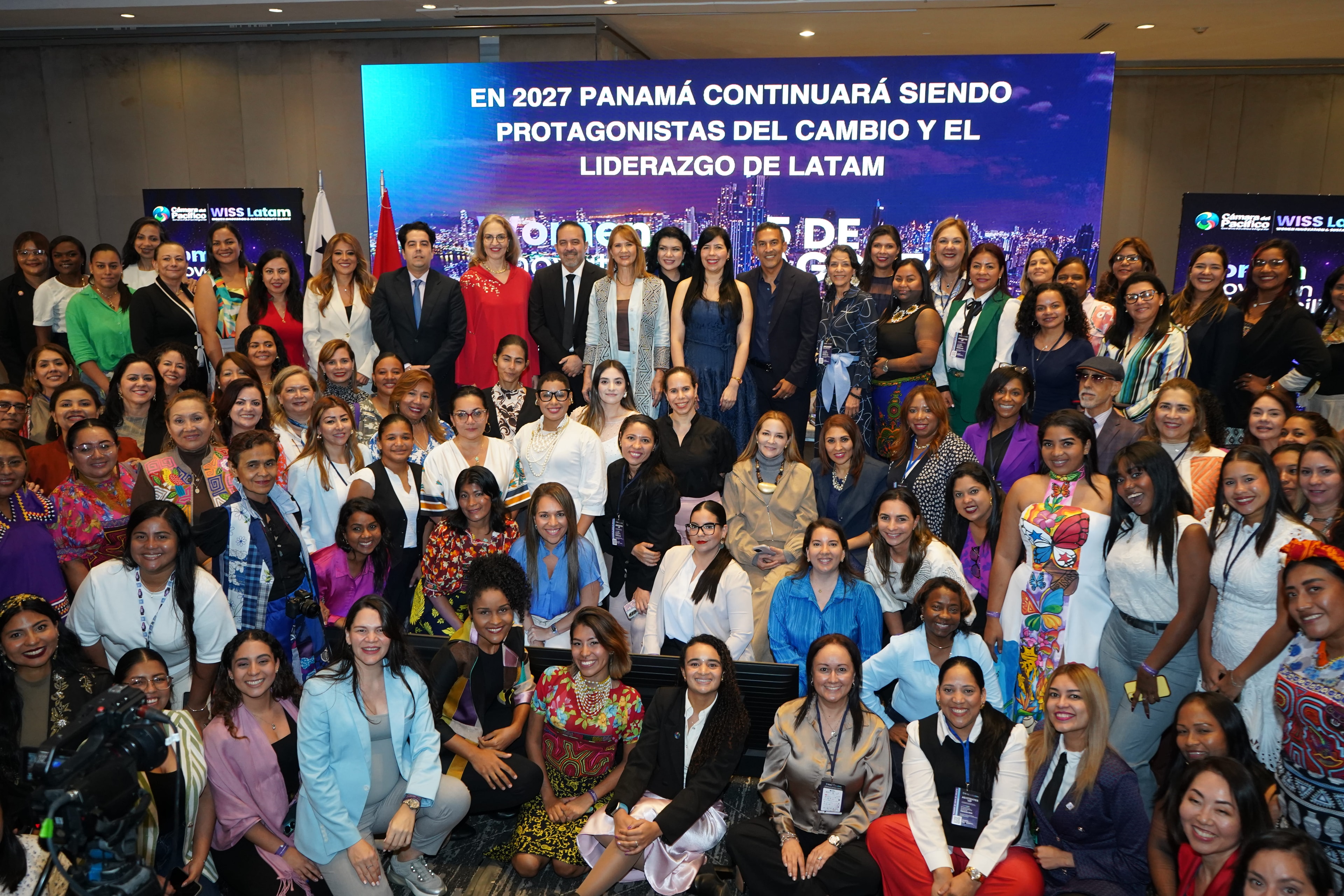 Foto grupal masiva de asistentes frente a pantalla "En 2027 Panamá continuará siendo protagonistas del cambio y el liderazgo de Latam" — Foro Empresarial WISS Latam 27 Ago 2026