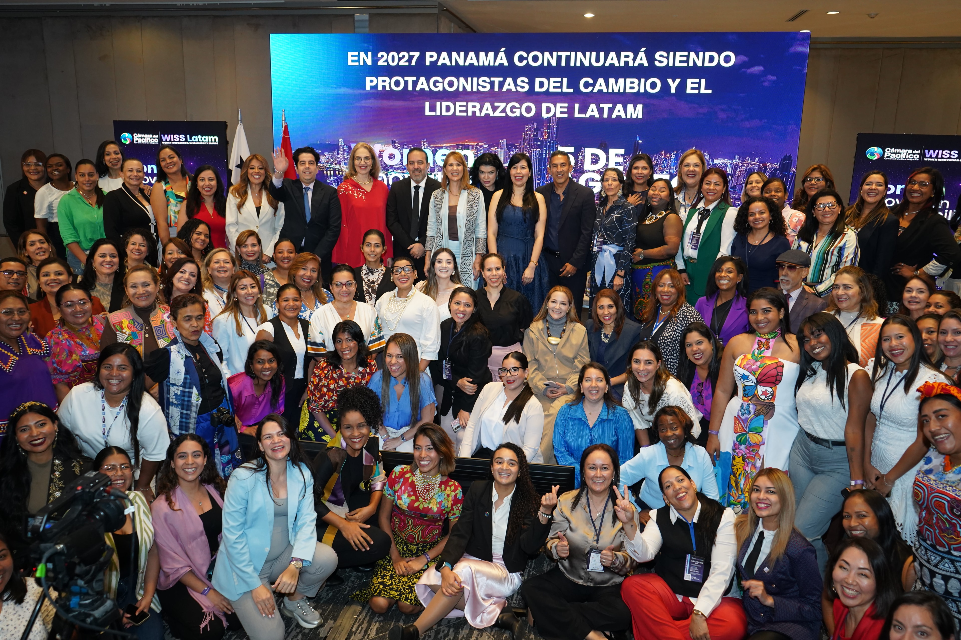 Segunda foto grupal masiva de asistentes frente a pantalla "En 2027 Panamá continuará siendo protagonistas del cambio y el liderazgo de Latam" — Foro Empresarial WISS Latam 27 Ago 2026