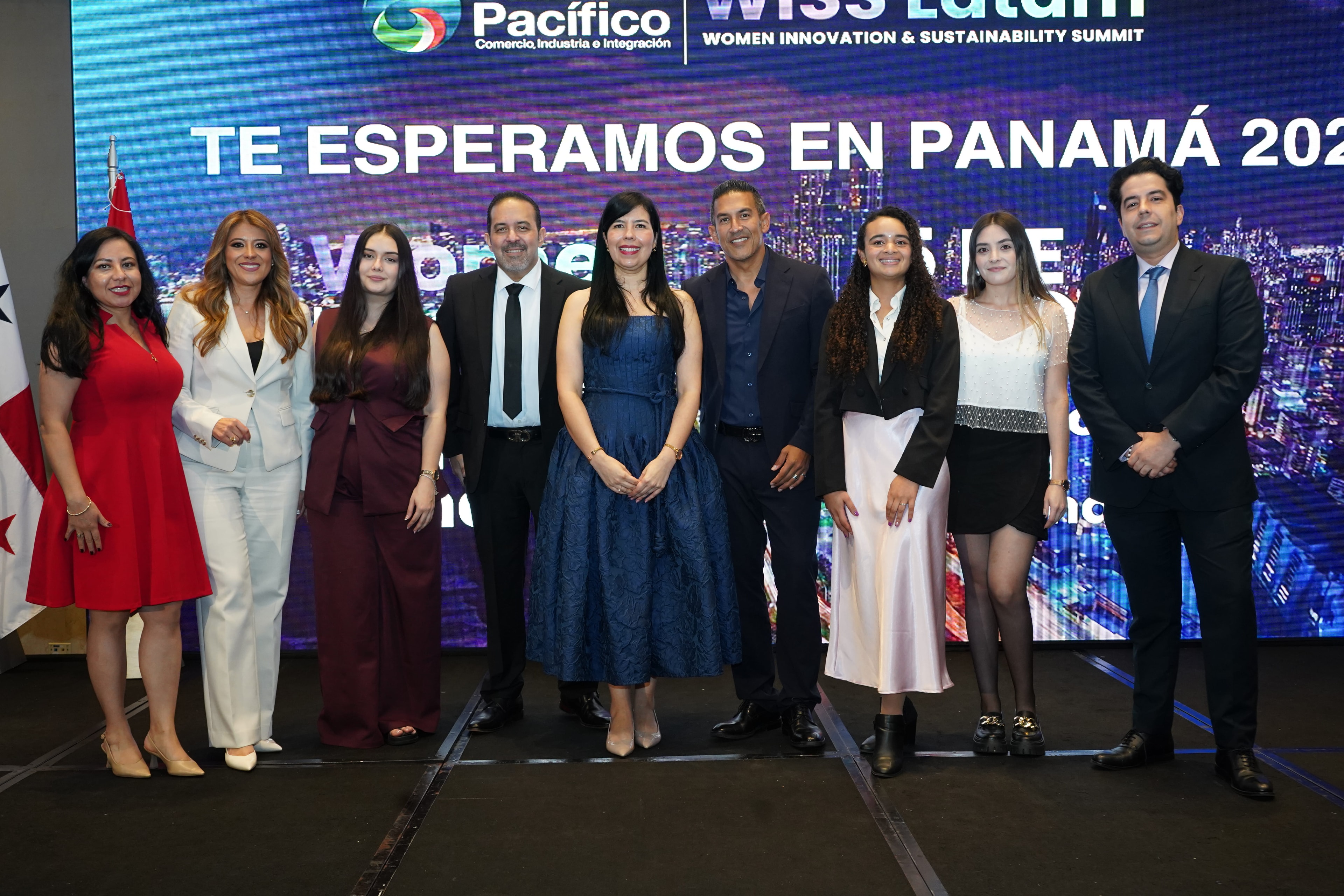 Foto grupal de nueve personas frente a pantalla "Te esperamos en Panamá 202..." con logos Cámara del Pacífico y WISS Latam — Foro Empresarial 27 Ago 2026