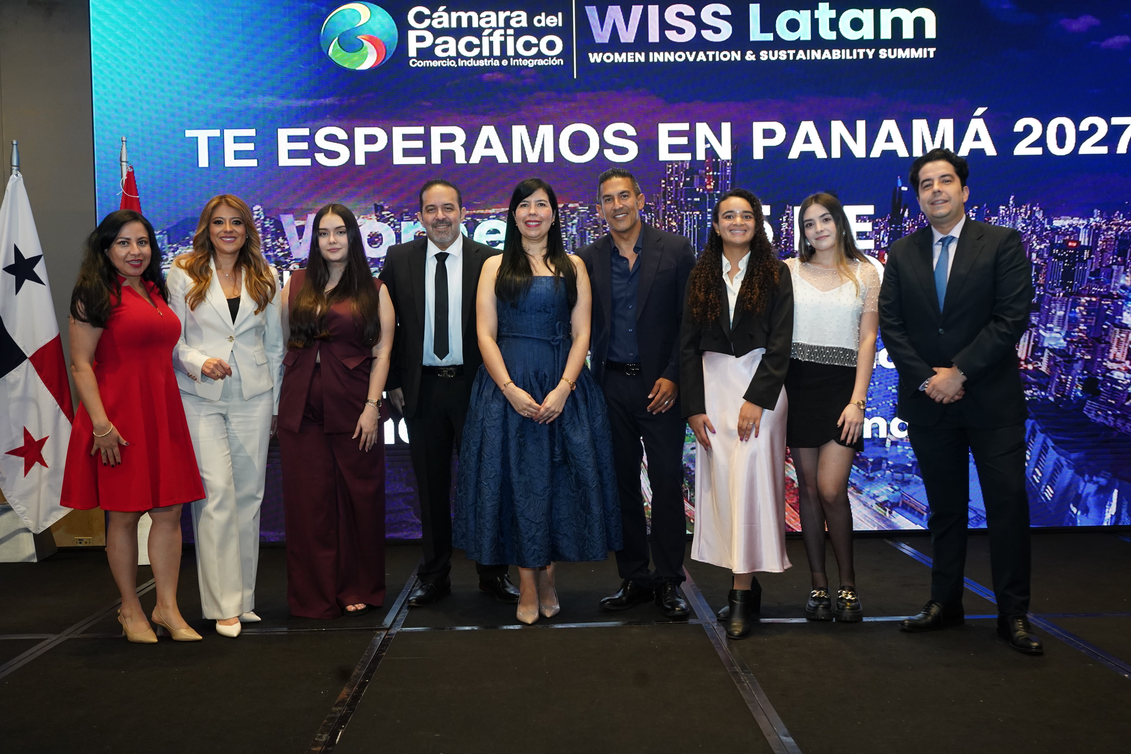 Foto grupal de nueve personas frente a pantalla "Te esperamos en Panamá 2027" con logos Cámara del Pacífico y WISS Latam — Foro Empresarial 27 Ago 2026