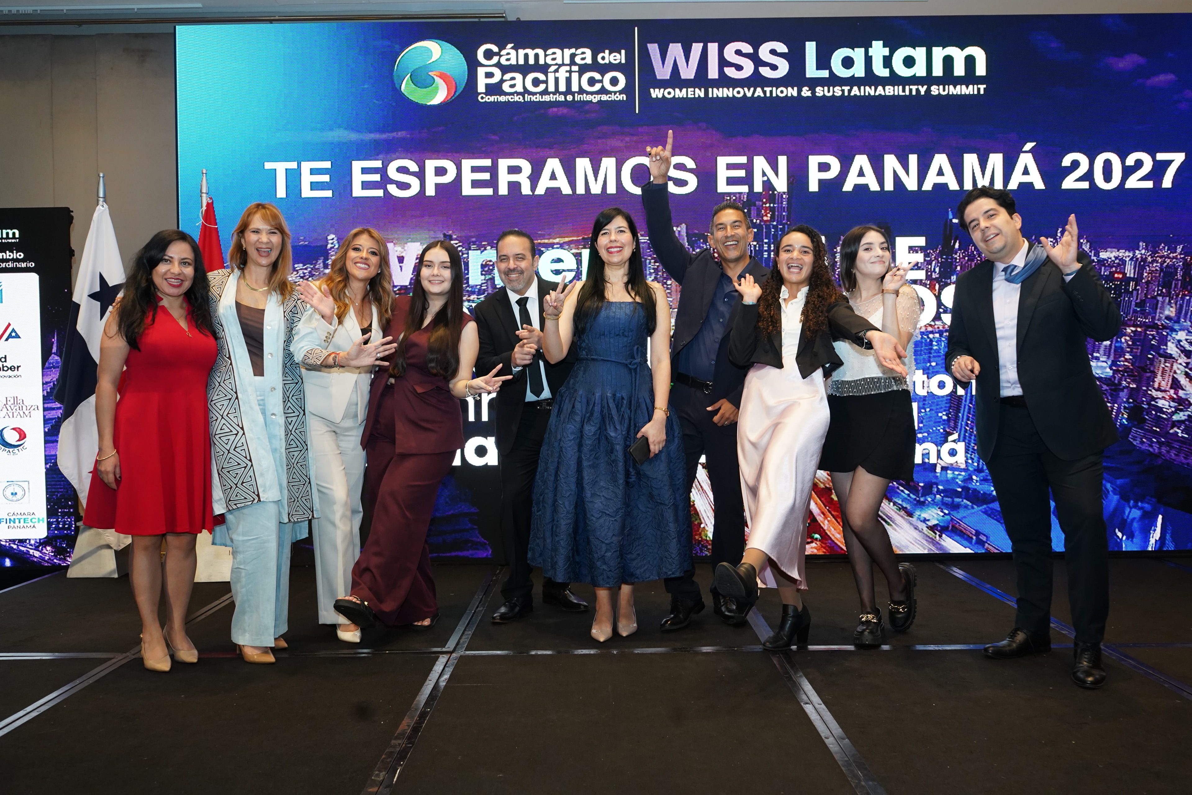 Foto grupal celebrando con poses divertidas frente a pantalla "Te esperamos en Panamá 2027" — logos aliados visibles al costado — Foro Empresarial WISS Latam 27 Ago 2026