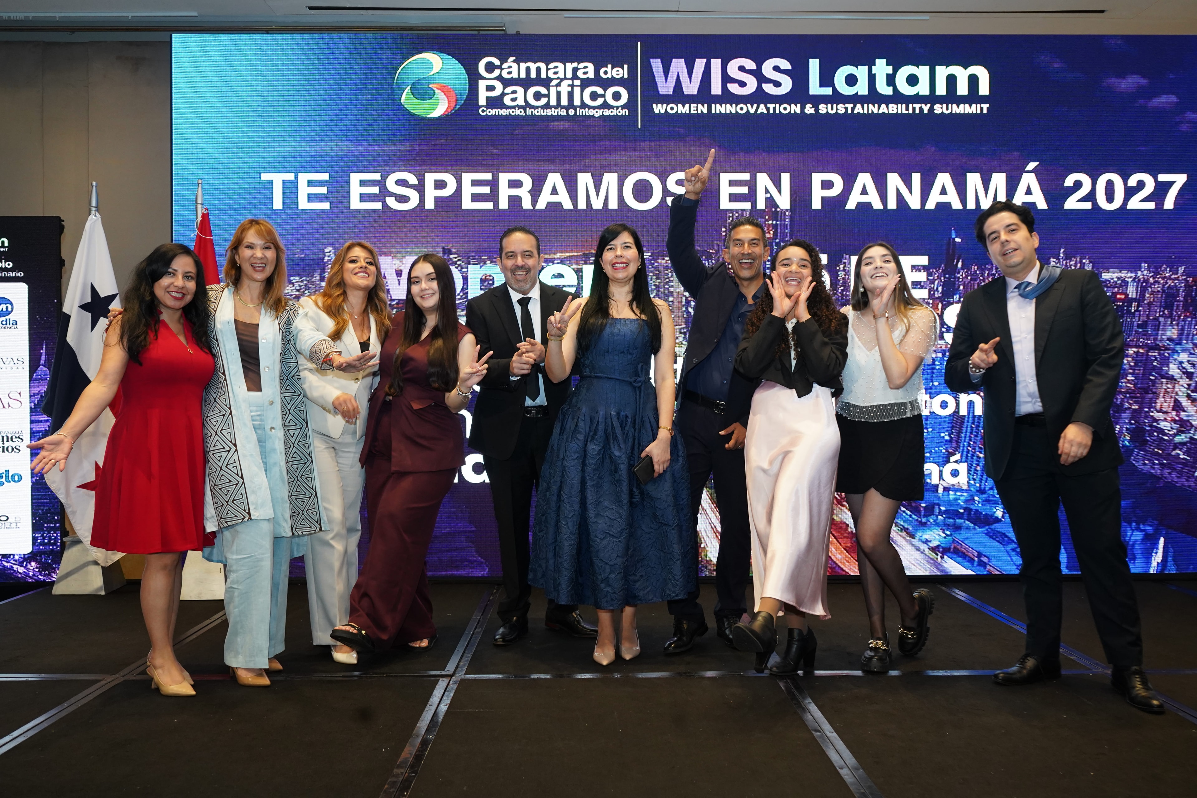 Foto grupal con poses divertidas frente a pantalla "Te esperamos en Panamá 2027" — logos de medios aliados visibles al costado — Foro Empresarial WISS Latam 27 Ago 2026