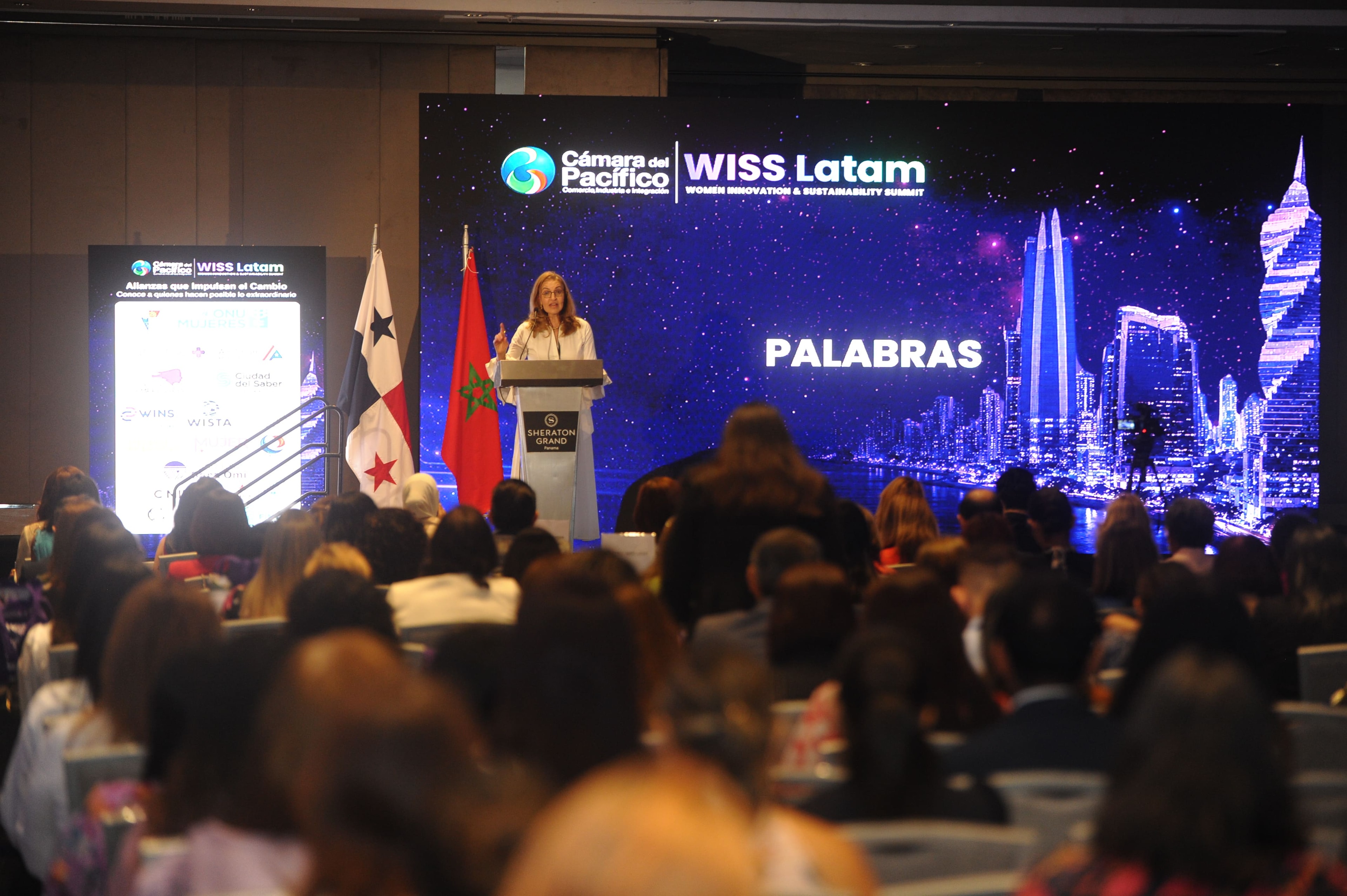 Oradora en el podio del Sheraton Grand Panamá — WISS Latam 2026