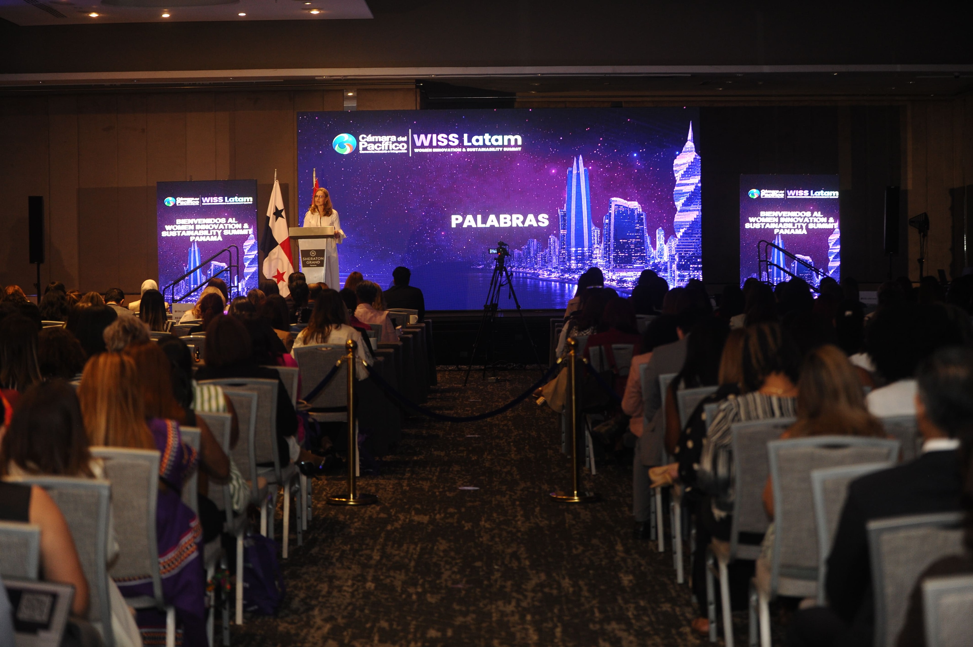 Vista general del salón con asistentes y pantalla WISS Latam 2026