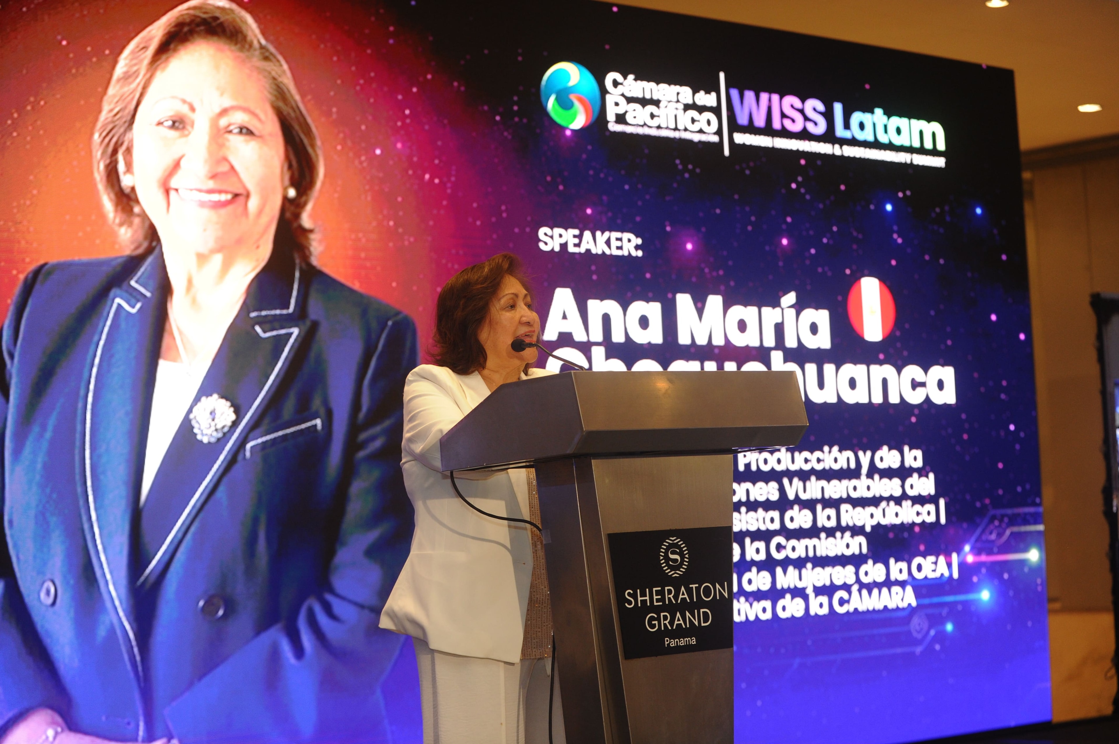 Ana María Choquehuanca en el podio del Sheraton Grand Panamá — WISS Latam 2026