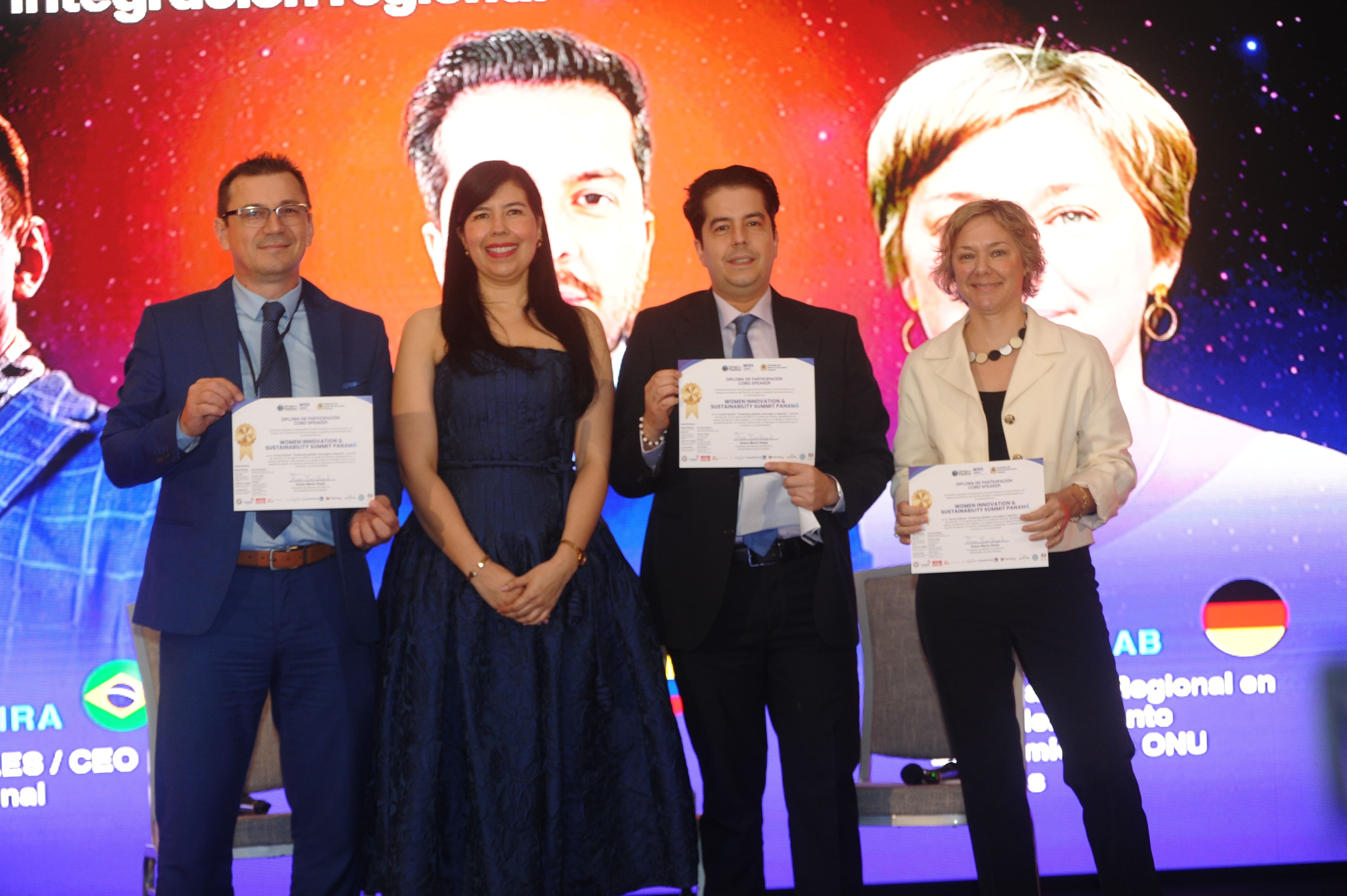 Cuatro profesionales con diplomas de honor en el escenario del WISS Latam 2026 — Integración Regional