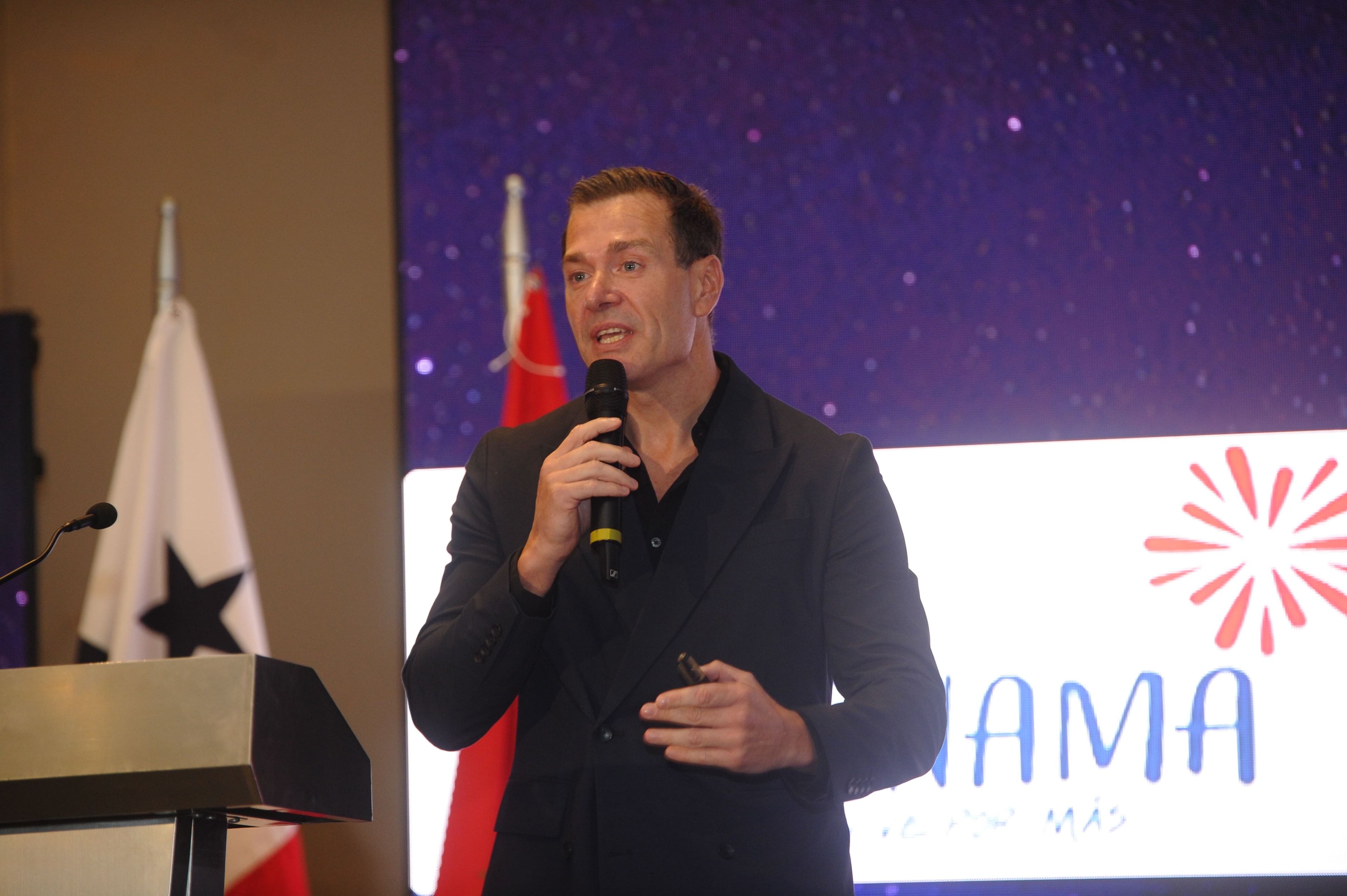 Roberto Rollón, CEO de RI Group, en conferencia "La Importancia de la Mujer en el Rol de la Vida y en los Negocios" — WISS Latam 2026