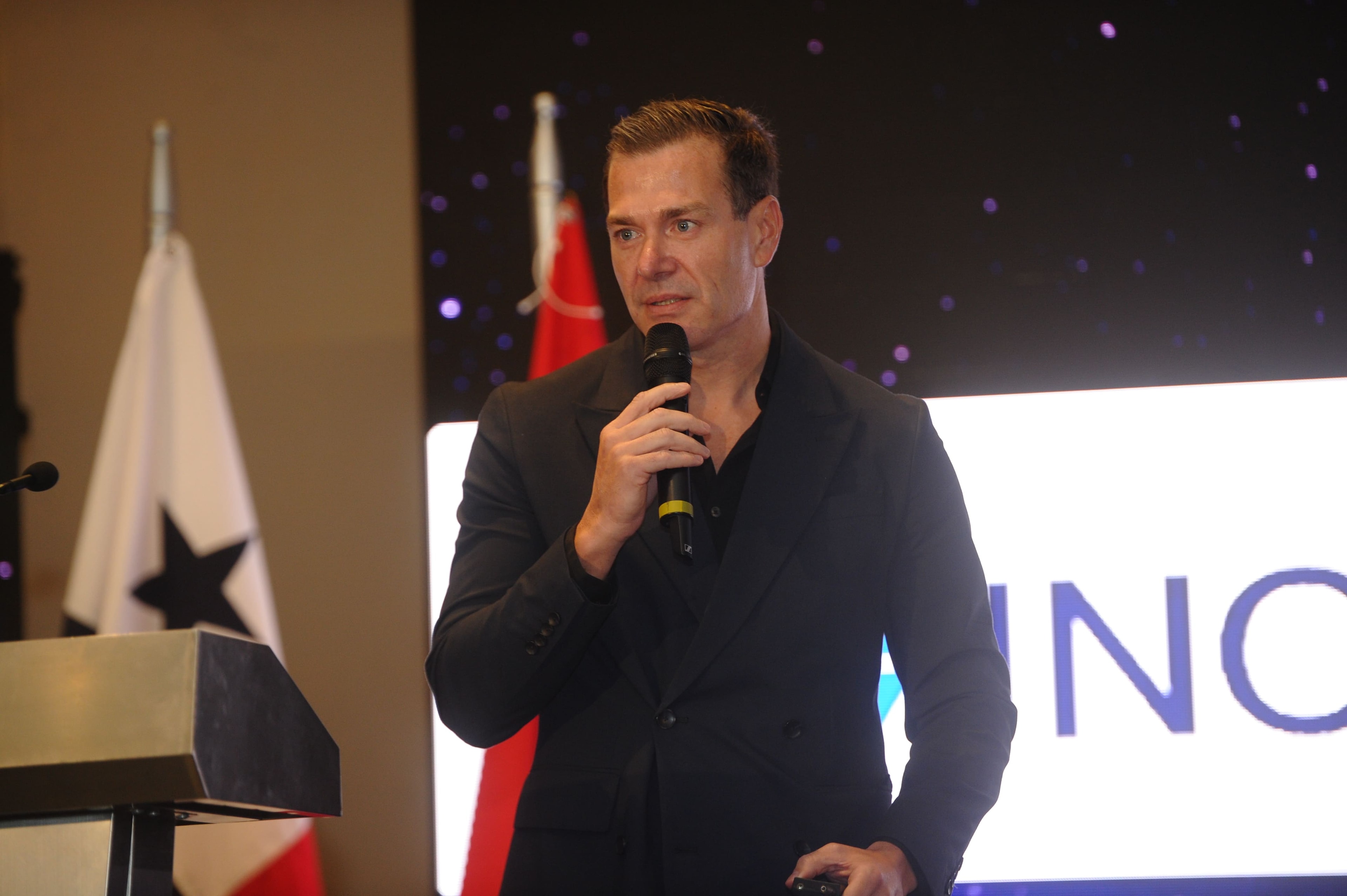 Roberto Rollón, CEO de RI Group, durante su conferencia en el WISS Latam Panamá 2026