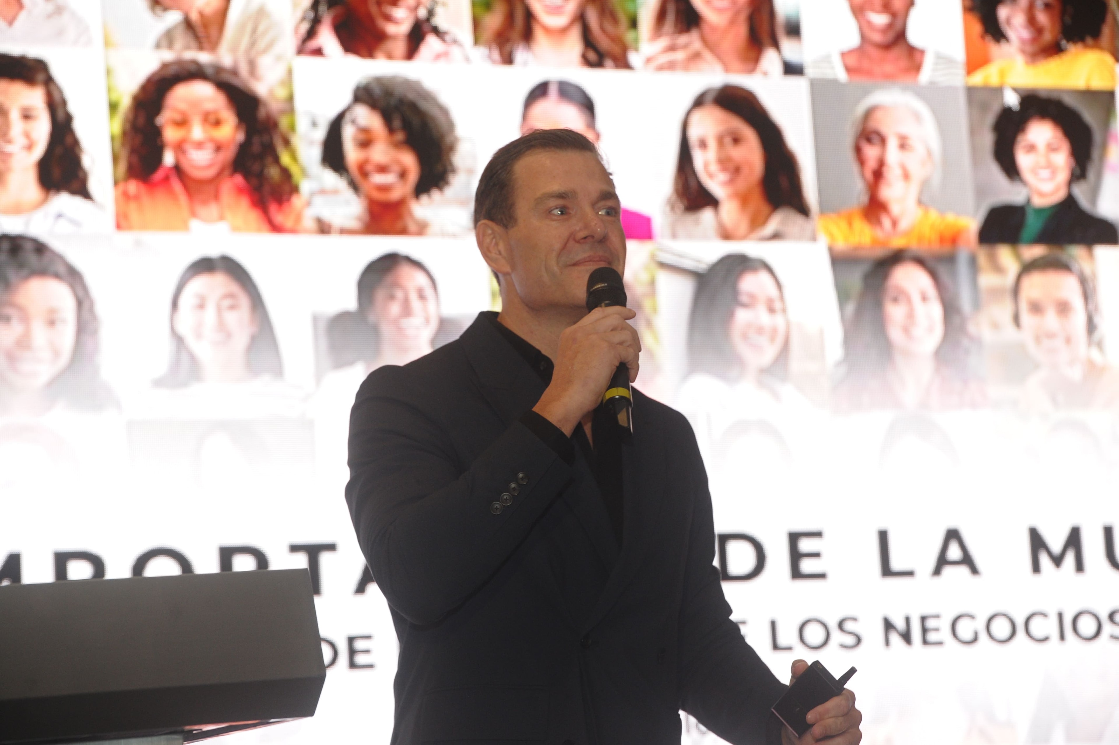 Roberto Rollón, CEO de RI Group, durante su conferencia "La Importancia de la Mujer en el Rol de la Vida y en los Negocios" — WISS Latam 2026