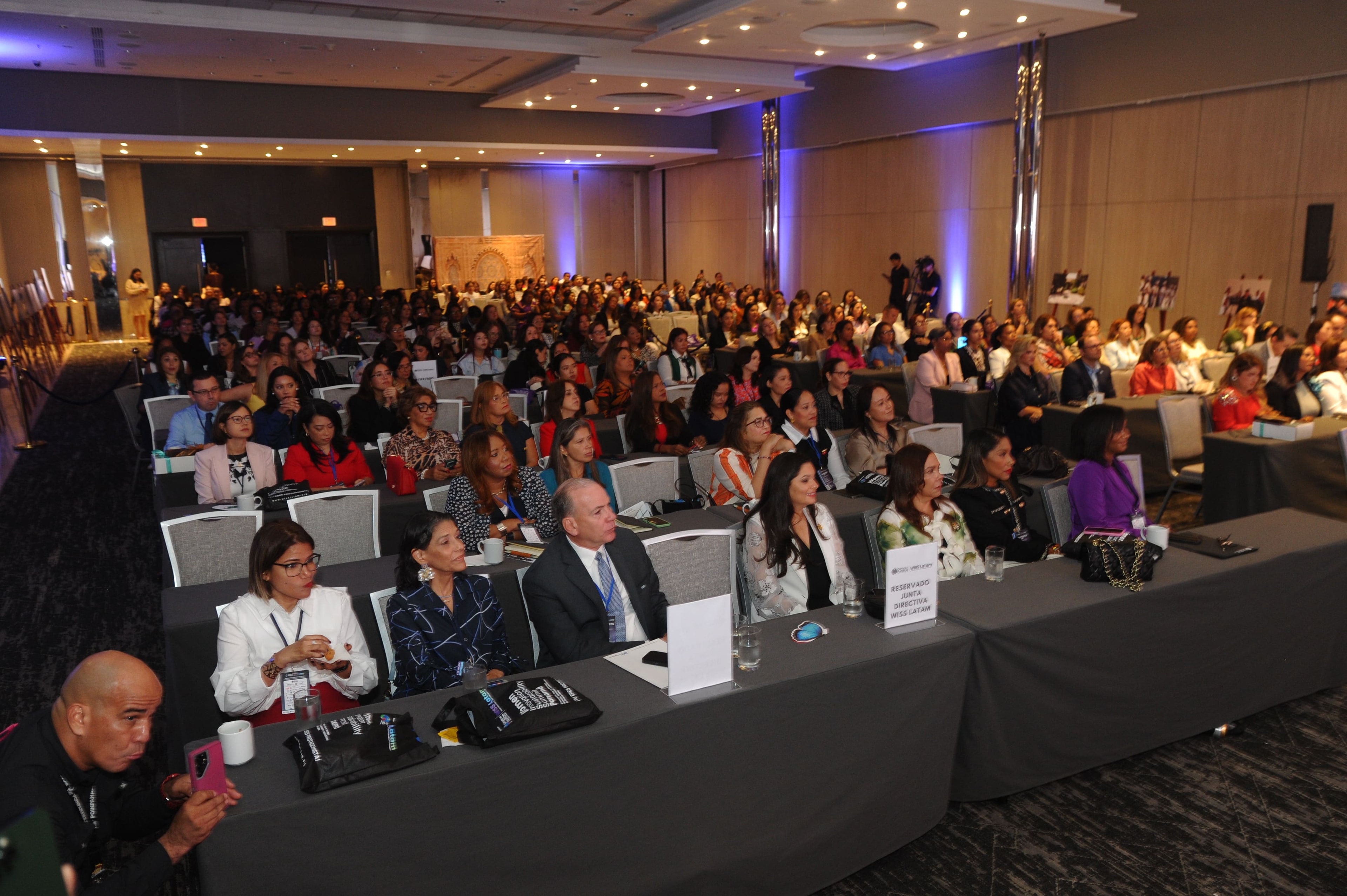 Vista general del salón con Junta Directiva WISS Latam en primera fila — 27 Ago 2026